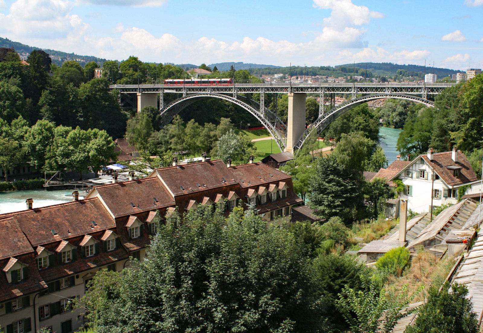 Ein Combino Be 6/8 überquert die Kirchenfeldbrücke am 27.07.2010.