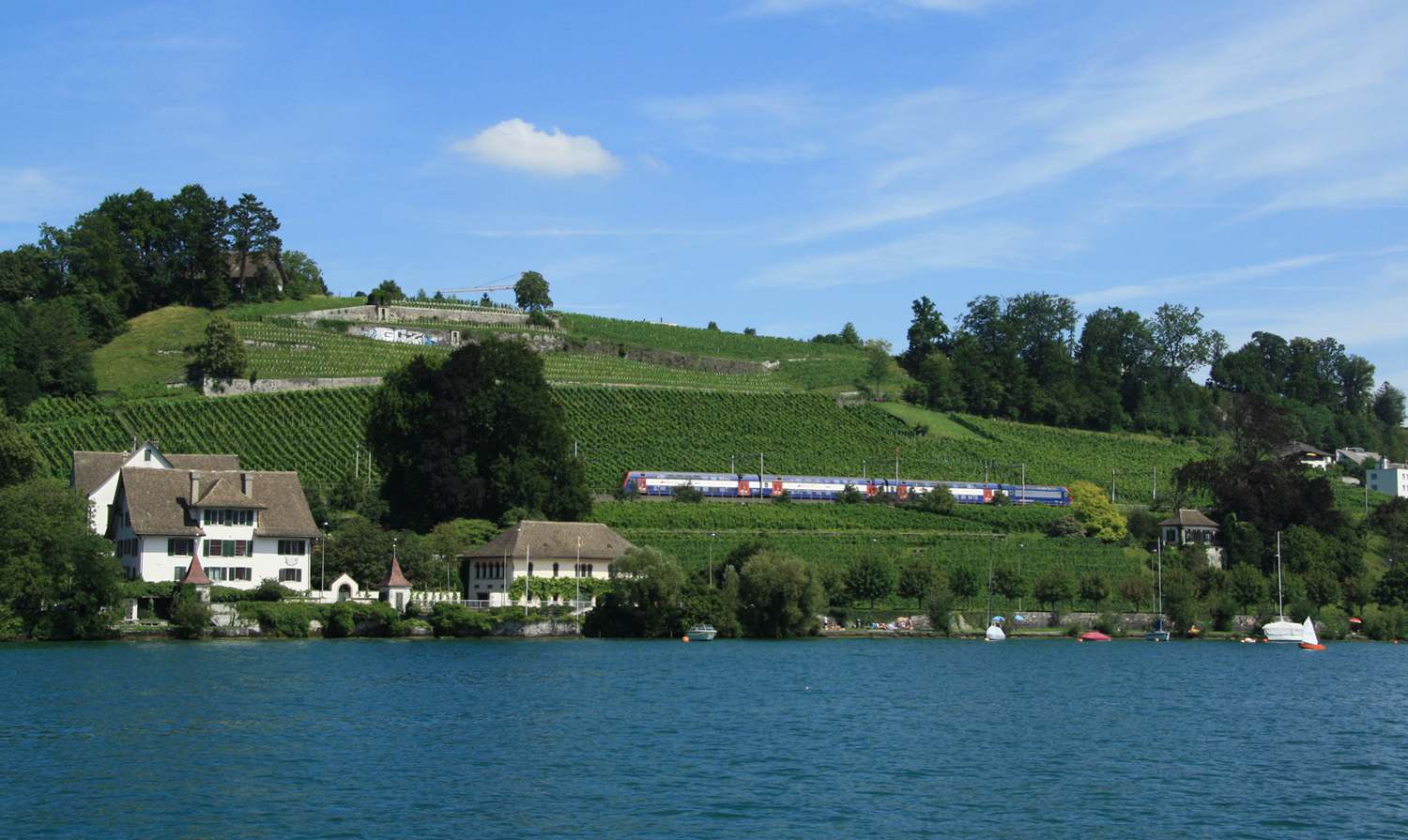 Ein DPZ bei Herrliberg, von einem Zürichseeschiff gesehen am 09.08.2012.
