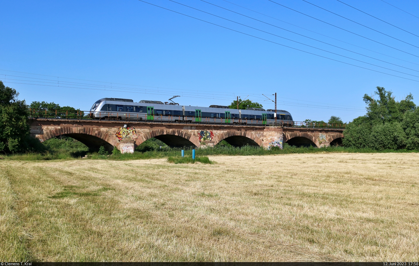 Ein dreiteiliger 1442 (Bombardier Talent 2) war an einem sehr sonnigen Juni-Montag auf der Saalebrücke zwischen Halle-Wörmlitz und Angersdorf zugegen.

🧰 S-Bahn Mitteldeutschland (DB Regio Südost)
🚝 S 37352 (S3) Wurzen–Halle-Nietleben
🕓 12.6.2023 | 17:58 Uhr