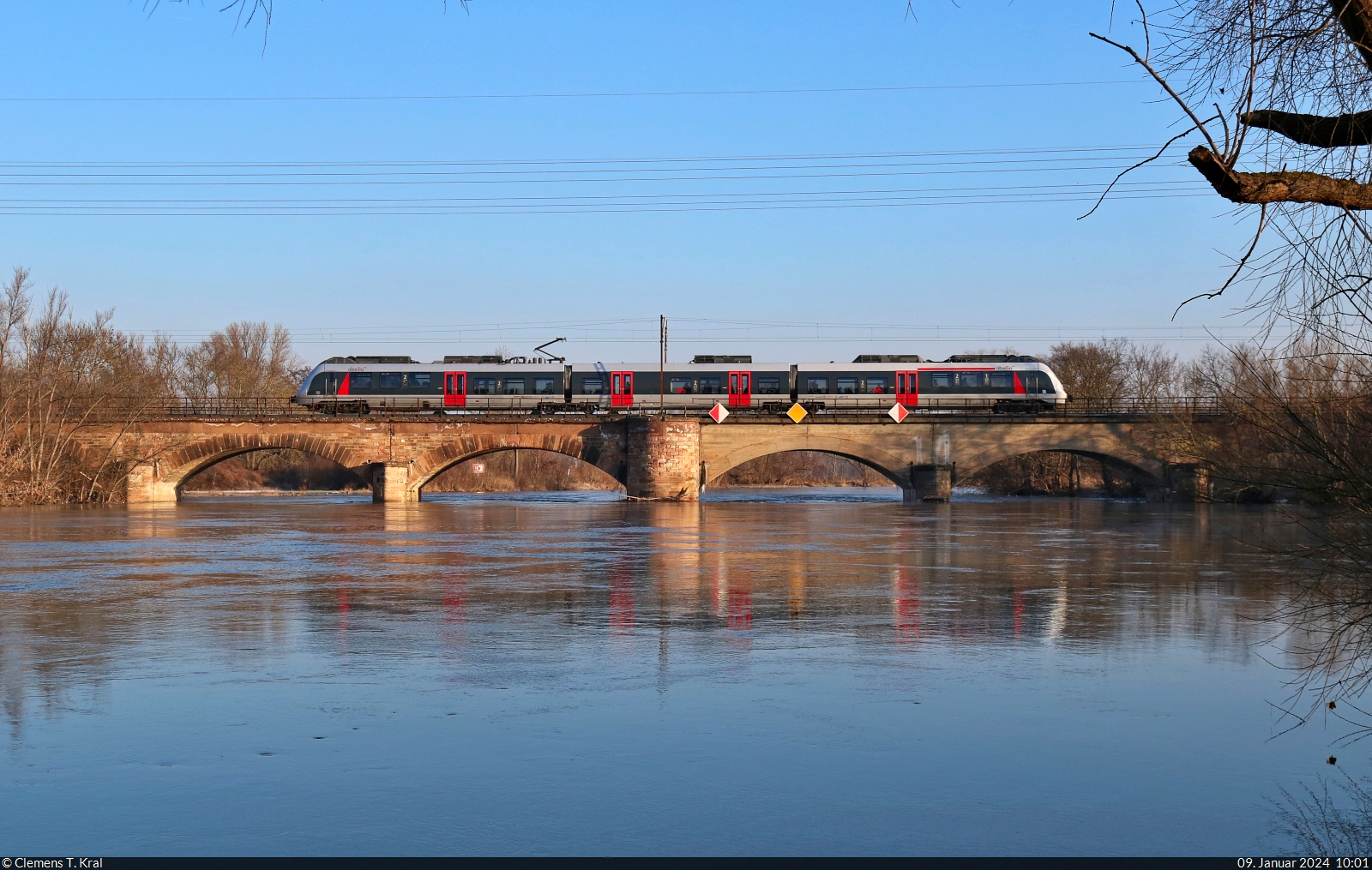 Ein dreiteiliger 9442 (Bombardier Talent 2) befährt die Saalebrücke unweit von Halle-Wörmlitz.

🧰 Abellio Rail Mitteldeutschland GmbH
🚝 RE 74727 (RE8) Leinefelde–Halle(Saale)Hbf [+5]
🕓 9.1.2024 | 10:01 Uhr