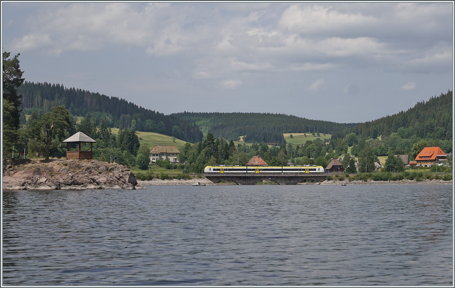 Ein dreiteiliger DB 1440  Coradia Continental 2  Grinsekatze  ist bei Schluchsee auf dem Weg nach Seebrugg. 
Die Fotostelle liegt, - nautische Kennnisse entbehrend - irgendwo mitten auf dem Schluchsee; wir waren mit einem  Pedalo  unterwegs.

20. Juni 2023