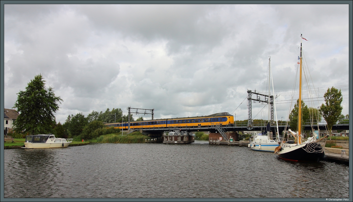 Ein dreiteiliger ICM2 der NS rollt am 03.09.2026 �ber die Boornbr�cke in Akkrum.