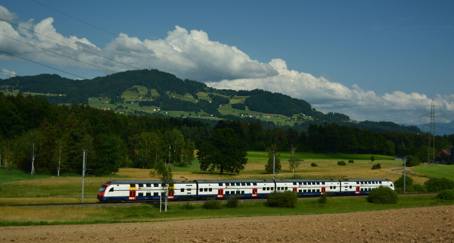 Ein DTZ als S5/S15 zwischen Bubikon und Wetzikon am 13.06.2015. Inzwischen ist dieser Zugtyp auf dieser Strecke nicht mehr anzutreffen.