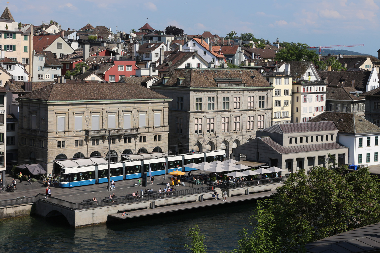 Ein Flexity Be 6/8 der Linie 4 an der Haltestelle Rathaus in Zürich. Vom Lindenhof gesehen am 03.06.2023.