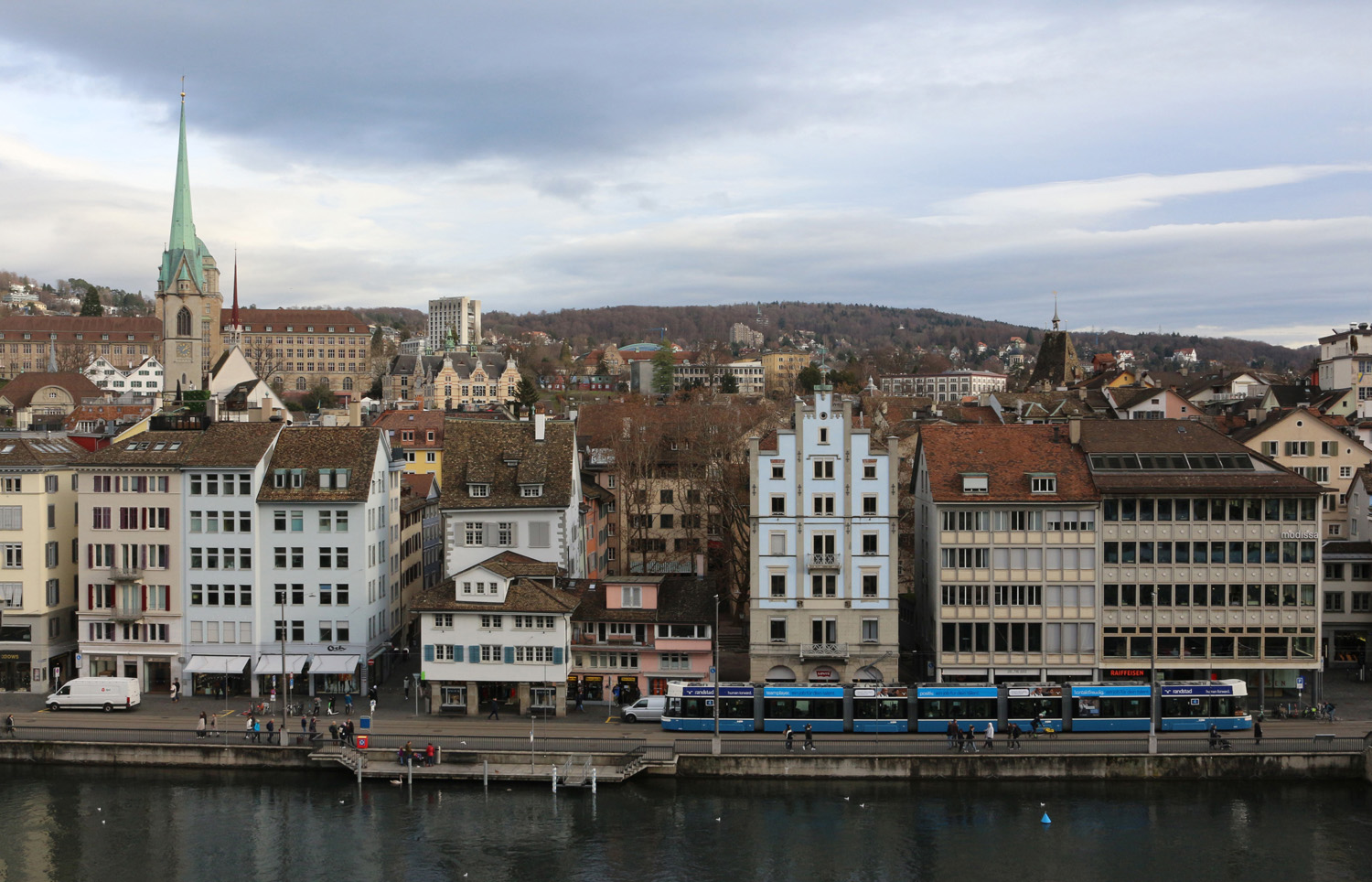 Ein Flexity Be 6/8 zwischen Rathaus und Rudolf-Brun-Brücke, vom Lindenhof gesehen am 29.12.2022.