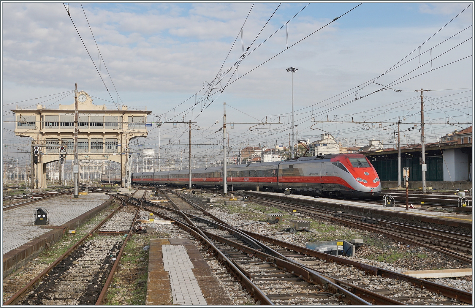 Ein FS Trenitalia ETR 500 erreicht Milano Centrale. Obwohl von der Optik her mir die ETR 400 besser gefallen, reise ich lieber in den sehr komfortablen ETR 500. 

8. November 2022