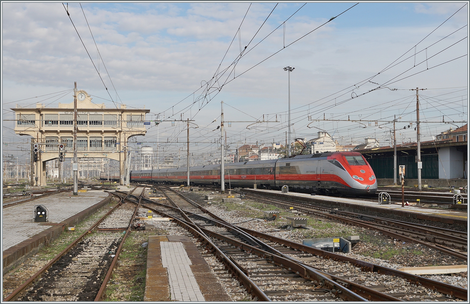 Ein FS Trenitalia ETR 500 erreicht Milano Centrale. Obwohl von der Optik her mir die ETR 400 besser gefallen, reise ich lieber in den sehr komfortablen ETR 500. 

8. November 2022