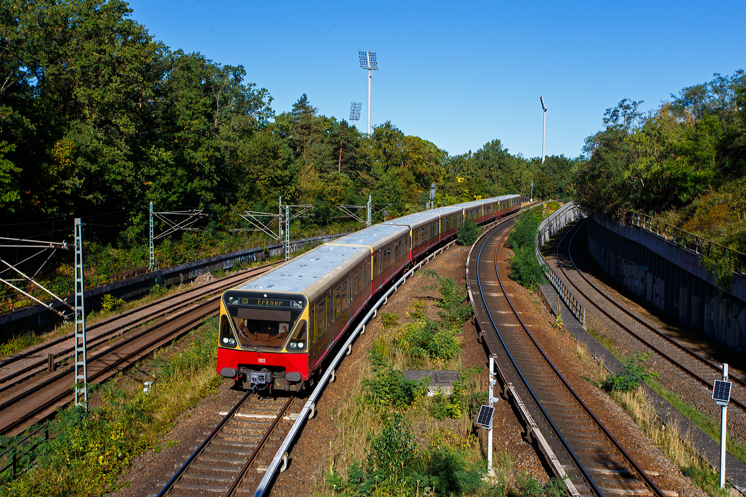 Ein Ganzzug der BR 480 „Toaster“ (4 gekuppelte Doppeltriebwagen bzw. Viertelz�ge) der S-Bahn Berlin, als Linie S3 von Spandau nach Erkner, erreicht am 22 September 2026 bald die Station Berlin Messe S�d (Eichkamp). Im Hintergrund kann man das Olympiastadion erahnen. 

Kind des Westens
Nachdem die Berliner S-Bahn w�hrend des Kalten Kriegs f�r lange Zeit komplett von der ostdeutschen Reichsbahn betrieben wurde, �nderten sich die Verh�ltnisse im Jahr 1984. Die Berliner Verkehrsbetriebe (BVG) �bernahmen die Betriebsrechte f�r alle S-Bahnstrecken in Westberlin – und ben�tigten dringend neue Fahrzeuge. Nachdem im Jahr 1986 vier Viertelz�ge als Prototypen geliefert und erprobt waren, wurden ab 1990 weitere 41 Doppel-Triebwagen (Viertelz�ge) von dieser Bauart an die BVG geliefert. Durch die charakteristisch kantige Stirnfront wurde sie zun�chst noch skeptisch betrachtet, als ihren „Toaster“ schlossen die Berliner ihre neue Baureihe dann aber doch in ihr Herz. Warum aber „Toaster“ als Spitznamen f�r die Baureihe 480? Es gab damals aus den 1950er Jahren einen beliebten Toaster der Firma Siemens der hie� auch BR 480.

Eine zweite Lieferung erfolgte in den Jahren 1992 bis 1994 mit 40 Doppel-Triebwagen f�r die Deutsche Reichsbahn bzw. die Deutsche Bahn. Eine Besonderheit dieser Baureihe ist, dass sich an beiden Enden des Viertelzuges ein F�hrerstand befindet, dadurch ist die �lteste Baureihe im Dienst befindliche besonders vielseitig einsetzbar. Eingesetzt werden diese Fahrzeuge seit Dezember 2022 fast ausschlie�lich auf der S3.

Zum Jahreswechsel 1993/1994 vereinigten sich die Deutsche Reichsbahn und die Deutsche Bundesbahn zur Deutschen Bahn AG. Zum gleichen Datum wurde der Betrieb der S-Bahn im ehemaligen West-Berlin, der bis dahin von der BVG durchgef�hrt wurde, an die Deutsche Bahn �bergeben. Am 1. Januar 1995 wurde der Betrieb auf die neugegr�ndete S-Bahn Berlin GmbH �bertragen, sie ist seit M�rz 2010 eine hundertprozentige Tochtergesellschaft der DB Regio AG.

Geschichte der elektrischen S-Bahn-Triebz�gen BR 480
Diese Z�ge stellten einen bedeutenden technischen Fortschritt dar, realisierten die neueste Antriebs- und Leittechnik und zeichneten sich durch �berragende Fahr- und Bremsleistungen aus. Allerdings machte dies die neuen Z�ge in der Anschaffung teuer, denn in der Entwicklung wurde in vielen Bereichen Neuland betreten.

Wegen der betrieblichen Ber�hrungspunkte mit der DR sowie des offen zu haltenden �bergangsverkehrs nach Ost-Berlin sollte sie mit den bestehenden Anlagen voll kompatibel bleiben. Damit schieden alternative �berlegungen bez�glich der Zug- und Bahnsteigl�ngen, des Stromsystems, des Umgrenzungsprofils usw. aus. Vorschl�ge zur �bernahme bew�hrter Z�ge aus dem Nahverkehrsbereich wie der M�nchener MVG-Baureihe B mussten zugunsten einer „Berliner L�sung“ verworfen werden. Die somit unumg�ngliche Neuentwicklung eines Fahrzeugs sollte allgemein verwertbare, innovative Ma�st�be f�r weltweite Anwendungen im Nahverkehr setzen und im Interesse optimaler Energieausnutzung neuste Erkenntnisse verwerten. Dies schuf die M�glichkeit, die Entwicklung und den Bau der Prototypen durch das Bundesministerium f�r Forschung und Technologie (BMFT) und den Senat f�rdern zu lassen. Die Aufgabe wurde einer Arbeitsgemeinschaft aus AEG-Bahntechnik, Siemens und Waggon Union �bertragen.

Vier Prototypen von Doppeltriebwagen dieser Baureihe wurden 1986 an die BVG ausgeliefert, wobei die kristallblaue Lackierung der Viertelz�ge 480 001/501 und 002/502 (im Gegensatz zu der traditionellen bordeauxrot-ockernen Farbgebung der Viertelz�ge 003 und 004) von den Berlinern nicht angenommen wurde. Die 41 Viertelz�ge der Bauserie in den Jahren 1990–1992 wurden deshalb in der traditionellen Lackierung der Berliner S-Bahn geliefert. Die neuen Fahrzeuge waren geringf�gig l�nger und leichter als ihre Vorg�nger, jede Achse wurde nun angetrieben. Die Dreiphasen-Asynchronmotoren mit einer Leistung von je 90 kW erlaubten eine H�chstgeschwindigkeit von 100 km/h bei einer Beschleunigung von 1 m/s�. 

Auf eine eigentlich geplante zweite Bauserie verzichtete die BVG, da absehbar war, dass es nach der nun erfolgten Wiedervereinigung ab Januar 1994 zum Zusammenschluss von Deutscher Bundesbahn und Deutscher Reichsbahn kommen w�rde. Die Fahrzeuge von Nummer 480 046/546 bis 480 059/559 gingen deshalb an die Deutsche Reichsbahn und 480 060/560 bis 480 085/585 an deren Nachfolgerin Deutsche Bahn AG. Der neue Besitzer der S-Bahn, die Deutsche Bahn, setzte allerdings auf eine neu zuentwickelnde Baureihe (sp�tere Baureihe 481). Die Baureihe 480 und die parallel entstandene Neubaureihe 270 der DR, die heutige Baureihe 485, wurden, da beide teilweise technisch schon wieder �berholt waren, nicht weitergebaut bzw. weiterentwickelt. Urspr�nglich war der Einsatz der Baureihe 480 auf der Ringbahn im Westteil Berlins vorgesehen. Eine Nachbestellung von weiteren 40 Doppeltriebwagen kam 1994 zur Auslieferung und erh�hte den Bestand auf 85 Viertelz�ge. Die Prototypen sowie einige Fahrzeuge mit Unfall- (480 573) sowie Brandsch�den (480 025, 550, 553) sind inzwischen verschrottet worden.
Beschreibung
Der 1939 fertiggestellte Nord-S�d-Tunnel bestimmte mit seinem Profil und den engen Gleisb�gen die zul�ssigen Dimensionen des Fahrzeugkastens. Die vorhandenen Bahnsteige lie�en Z�ge von h�chstens 150 m L�nge zu. Unter Ber�cksichtigung der maximalen Wagenkastenl�nge von 18 m war die Acht-Wagen-Einheit als „Vollzug“ vorgegeben. Anders als bisher sollte aufgrund des geringeren Verkehrsaufkommens in den Abend- und Nachtstunden nicht der aus vier Wagen (2 Doppeltriebwagen) zusammengesetzte Halbzug die kleinste betrieblich freiz�gig einsetzbare Einheit sein. Damit war die Ausf�hrung als Viertelzug mit F�hrerst�nden an dessen beiden Enden vorgegeben, wodurch eine gro�e Flexibilit�t im Einsatz erreicht werden konnte. Aus Gr�nden der Symmetrie entschied man sich f�r kurzgekuppelte Doppeltriebwagen mit fast identischem Aufbau der beiden H�lften, deren s�mtliche Achsen angetrieben werden. Verbaut wurden SIEMENS Drehstrom-Asynchronmotoren vom Typ BASI 5644 mit einer bei der Berliner U-Bahn bew�hrten Stromrichterschaltung, kombiniert mit neuester Mikroprozessortechnik zur stufenlosen, verlustarmen Anfahrt und zur Energier�ckgewinnung beim Bremsen.

Die selbsttragende Leichtbau-Schwei�konstruktion des Wagenkastens besteht aus gekanteten Blechen und Profilen. Als Material kam – nach eingehenden Untersuchungen – nicht Aluminium, sondern erstmals der rostfreie Edelstahl Remanit zur Anwendung. Die Seitenwandbleche sind nur 1,6 mm stark, sie wurden im elektrischen Punktschwei�verfahren auf gekantete Z-Profile gesetzt. Die gro�en, in vorgebogenen Z-Profilen gehaltenen Seitenfenster bestimmen die Berechnung der mechanischen Stabilit�t. Die lichte Weite der T�ren betr�gt 1.300 mm. Ihre Ausf�hrung als Schwenkschiebet�ren wurde gew�hlt, um ein Vereisen der T�rtaschen im Winter, wie es z. B. bei der Baureihe 420 auftrat, zu vermeiden. Die markante Gestaltung der Stirnfronten und -fenster soll Schnelligkeit, Leichtigkeit und Eleganz vermitteln, dabei aber Ankl�nge an alte S-Bahn-Traditionen nicht verleugnen. 

Die mit einer Scharfenbergkupplung ausgestattete Stirnfront tr�gt stummelartige Puffer. Hier wurde erstmals versucht, im Schienenverkehr eine Knautschzone mit Sto�verzehrelementen einzuf�hren. Bis zu einer Aufsto�geschwindigkeit von 15 km/h sollen sich die Sto�verzehrglieder elastisch und reversibel verformen, ohne dass es zur Besch�digung der tragenden Wagenkastenstruktur kommt. Dies erm�glicht, Triebwagen mit einer reduzierten statischen L�ngskraft („Puffersto�kraft“) unterhalb des von der UIC vorgeschriebenen Werts von 1500 kN auf Eisenbahnstrecken einzusetzen. Um auf einigen Streckenabschnitten gemischten Verkehr mit G�terz�gen abwickeln zu k�nnen, war das von Bedeutung. Der Wagenkasten st�tzt sich auf den beiden wiegenlosen Drehgestellen �ber vier h�hengeregelte Luftfedern ab. Die Drehgestelle bestehen aus einem verwindungsweichen H-Rahmen aus geschwei�ten Hohltr�gern. In jedem sind an der Quertraverse zwei Fahrmotoren voll abgefedert eingeh�ngt, die �ber einen gefederten Kardanantrieb mit L�uferhohlwelle und doppelt gelagerte, schr�g verzahnte Stirnradgetriebe die Rads�tze antreiben. So werden die Ger�uschentwicklung und der Verschlei� gemindert und eine Gewichtsersparnis erreicht. Alle Rads�tze haben Scheibenbremsen, f�r normale Betriebsbremsungen dient jedoch die generatorisch arbeitende elektrische Bremse mit R�ckspeisem�glichkeit.

TECHNISCHE DATEN:
Spezifikation: Doppeltriebwagen
Gebaute Anzahl: 85 Doppeltriebwagen (Viertelz�ge)
Anzahl (noch im Einsatz): 65 Viertelz�ge
Hersteller: AEG, Siemens, WU
Baujahre: 1986–1987 und 1990–1994
Spurweite: 1435 mm (Normalspur)
Achsfolge: Bo’Bo’+Bo’Bo’
L�nge �ber Kupplung:	36.800 mm
Drehzapfenabstand: 12.100 mm / 6.300 mm / 12.100 mm
Achsabstand im Drehgestell: 2.200 mm
Treibraddurchmesser:	900 mm (neu) / 860 mm (abgenutzt)
Fahrzeugbreite: 3.120 mm
Fahrzeugh�he: 3.600 mm
Fu�bodenh�he: 1.100 mm
Leergewicht: 59,0 t
Sitzpl�tze: 93
Stehpl�tze: 200
T�ren je L�ngsseite: 6 mit einer lichten Weite von 1.300 mm 
H�chstgeschwindigkeit: 100 km/h
Beschleunigung: 1,0 m/s� (Max. 1,3 m/s� m�glich) 
Bremsverz�gerung: 1,3 m/s�
Antriebsleistung: 8 x 90 kW = 720 kW
Anfahrzugkraft:104 kN/208 kN
Motortyp: SIEMENS Drehstrom-Asynchron BASI 5644 (8 St�ck)
Speisespannung: 750 V DC
Strom�bertragung: seitliche, von unten bestrichener Stromschiene
Kupplungstyp: Scharfenbergkupplung

Quellen: S-Bahn Berlin und Wikipedia
Stand: Oktober 2026

