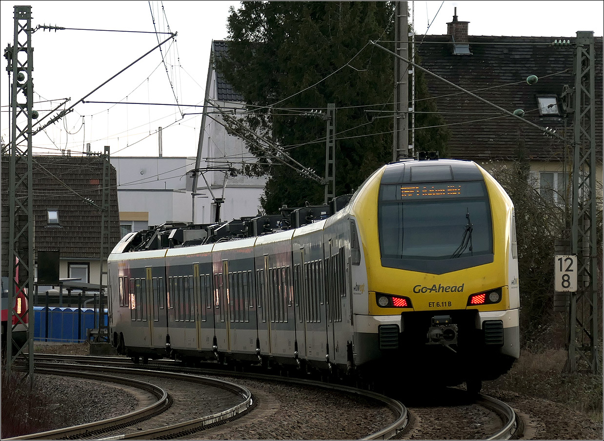 Ein Gegenzug deutet sich an - 

... auch als Spiegelung im sechsteiligen Flirt 3-Triebzug, der als IRE 1 auf dem Weg nach Aalen auf der Remsbahn bei Weinstadt-Endersbahn unterwegs ist.

25.02.2024 (M)