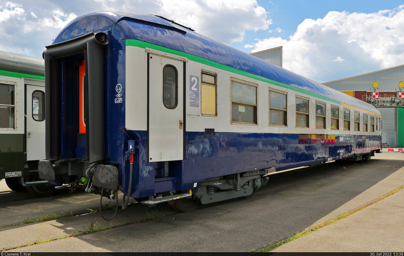 Ein gemischtklassiger USI-Wagen mit der Bezeichnung  A<sup>4</sup>c<sup>4</sup>B<sup>5</sup>c<sup>5</sup>x  (51 87 44-70 141-9 F-SNCF) hat auf der Außenanlage des Cité du Train (Eisenbahnmuseum) Mulhouse (F) Platz gefunden.

🧰 Cité du Train - Patrimoine SNCF
🕓 30.7.2022 | 13:38 Uhr