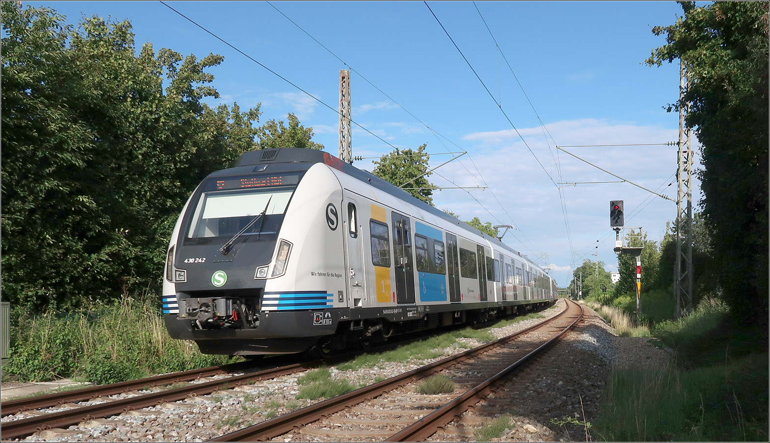 Ein gewöhnliches Streckenbild - 

... der Stuttgarter S-Bahn mit einem neueren Zug der Baureihe 430 kurz vor der Einfahrt in die Station Rommelshausen.

06.07.2023 (M)
