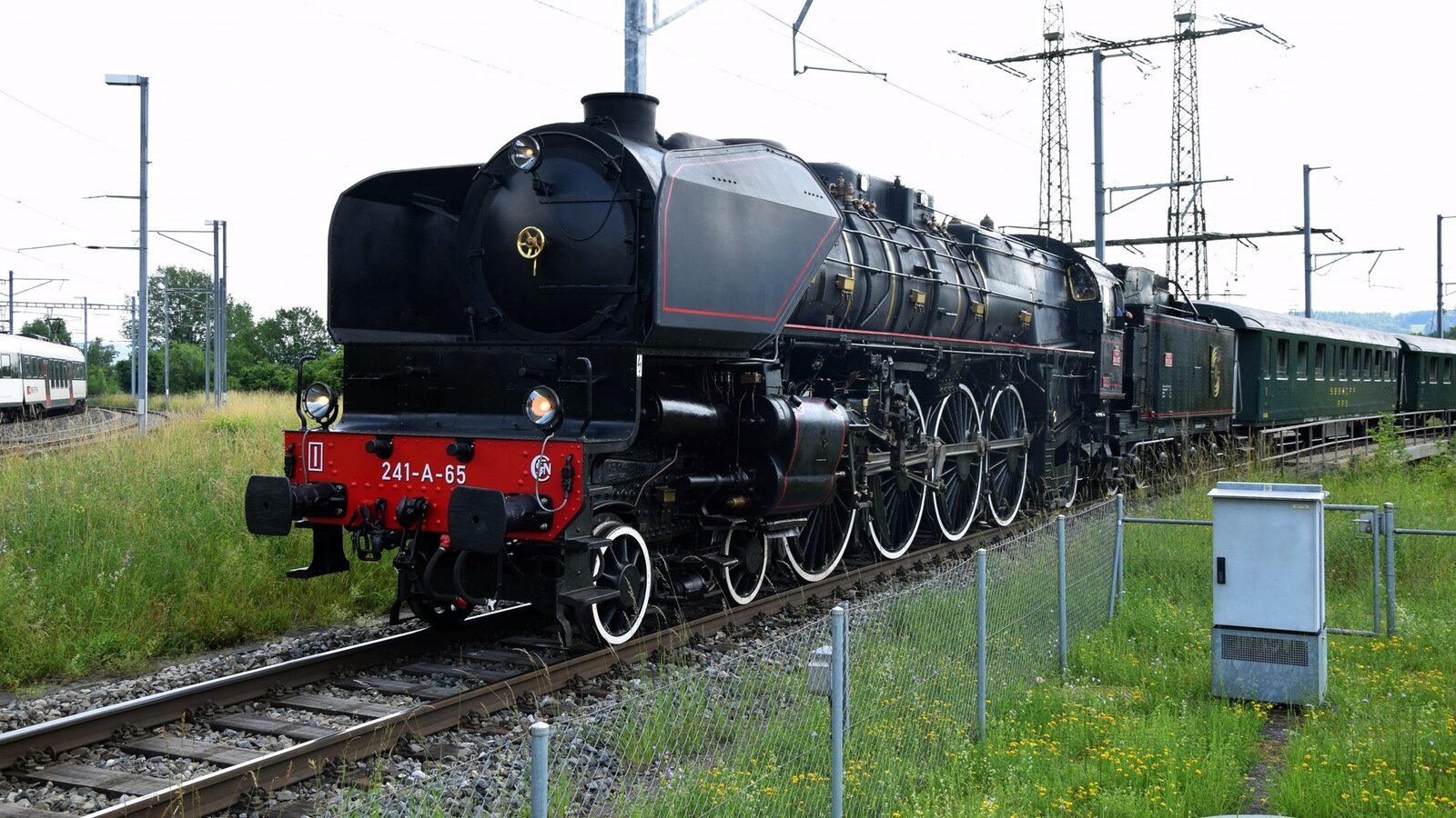 Ein Gigant kehrt nach der langjährigen Restaurierungsarbeiten oder Reparaturarbetein zurück. Am 7. Juni 2024 findet die öffentliche Lastprobefahrt die französische Dampflok 241-A-65 statt. Sie ist vor Bahnhof Koblenz angefahren und musste anhalten, weil ein Gegenzug am Gleis 1 steht. Wenn der Gegenzug abfährt, darf die befeuerte Dampflok am gleichen Gleis zum nächsten Station anfahren. 