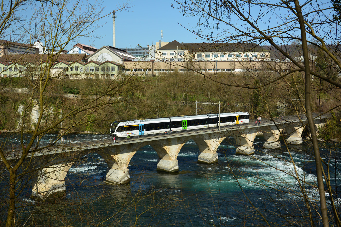 Ein GTW als S33 auf der Rheinfallbrücke zwischen Schloss Laufen und Neuhausen am 07.04.2018.