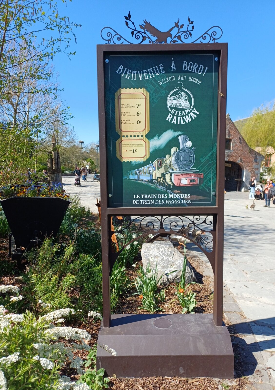 Ein Hinweisschild auf die Dampfeisenbahn am Bahnhof Cambron-Abbey in Pairi Daiza, am 07.04.2026.