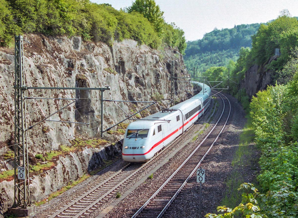 Ein ICE nach München war am 26.5.04 im Einschnitt zwischen dem Ort und dem ehemaligen Bahnhof Möhren unterwegs.