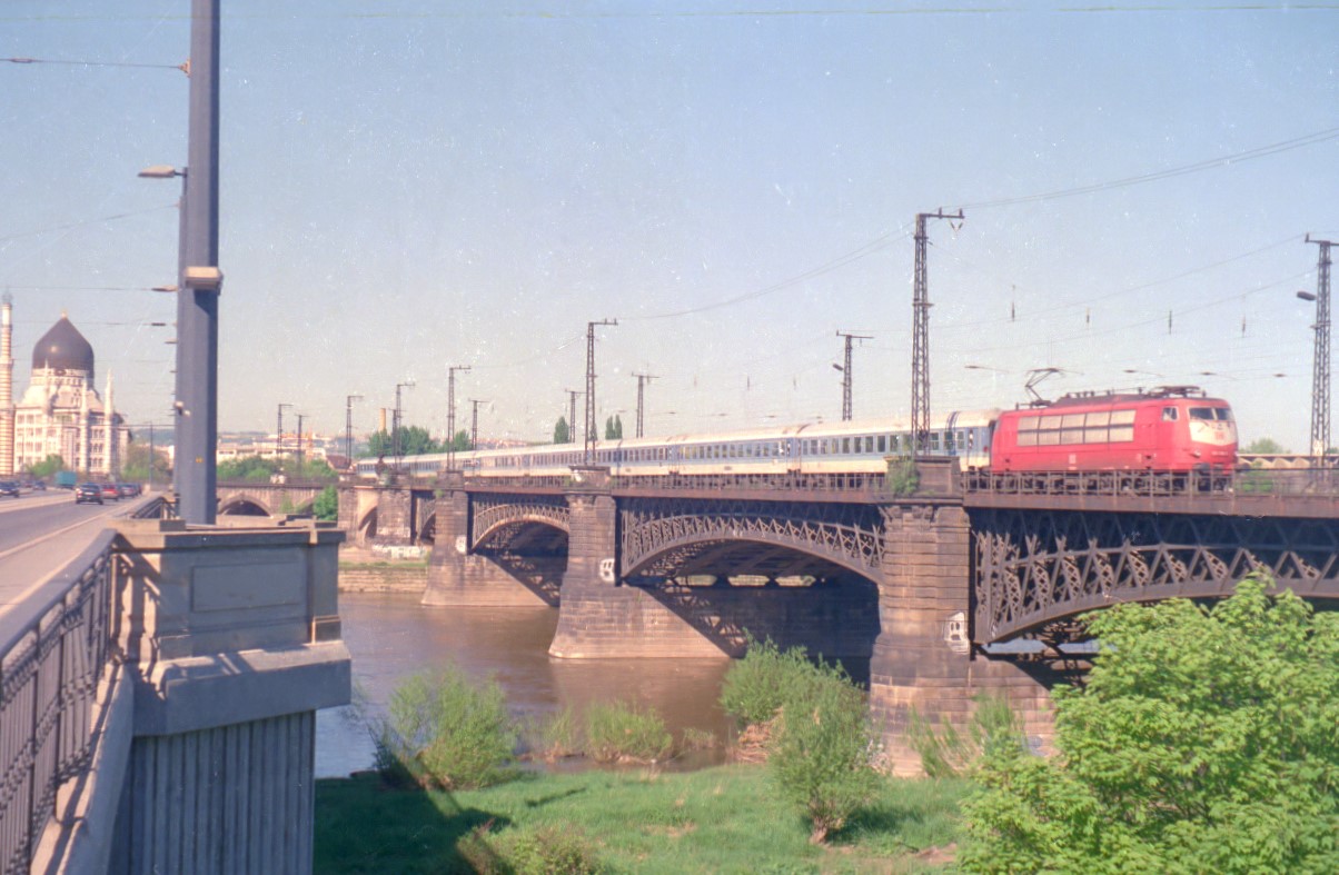 ein Interregio mit führender 103.1 auf der alten Marienbrücke über die Elbe bei Dresden-Neustadt, fotografiert im Juni 2001