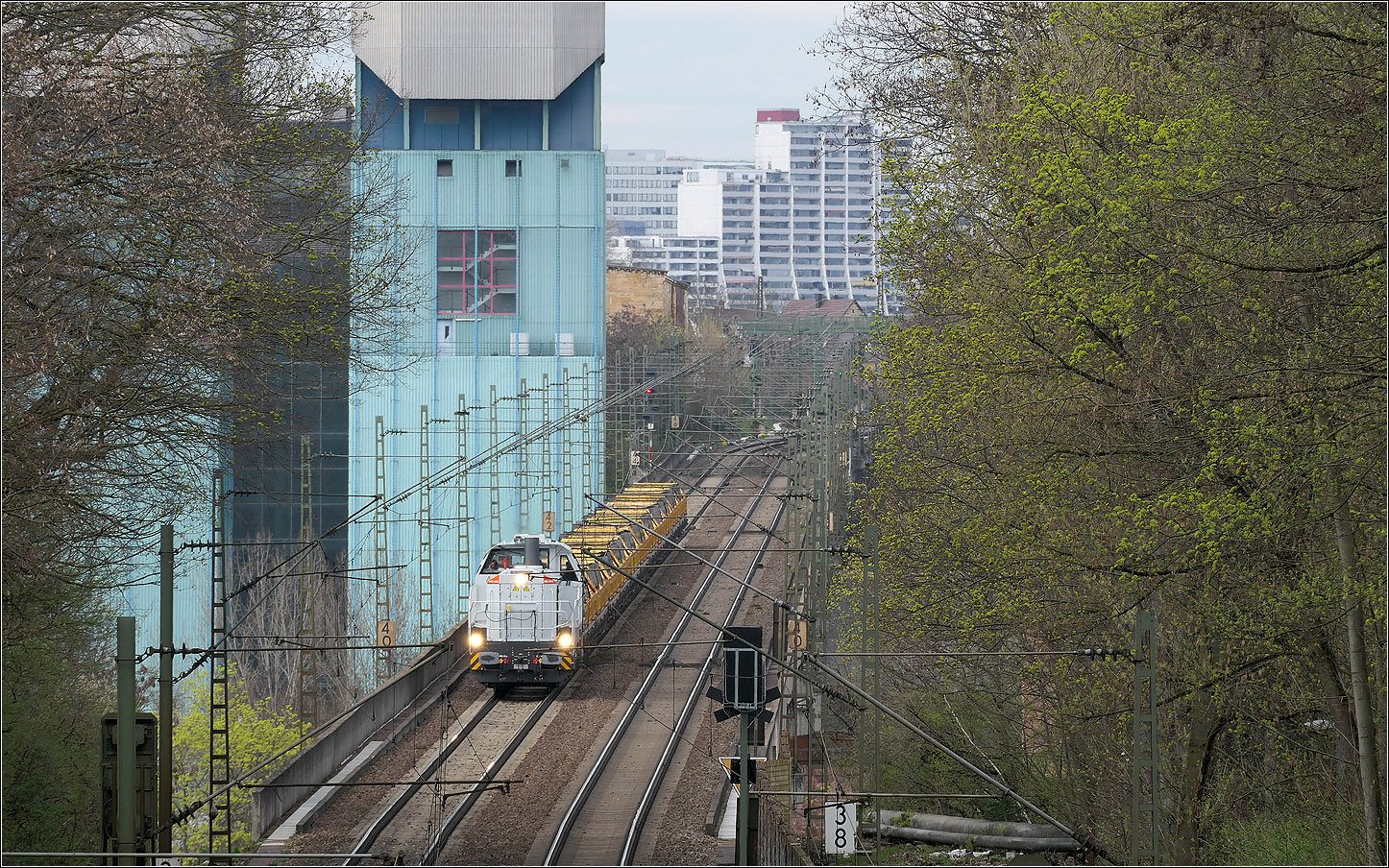 Ein kleine Güterzug - 

... mit Diesellok auf dem Eisenbahnviadukt der Schusterbahn in Stuttgart Münster. Das Viadukt überquert das Neckartal.

22.03.2024 (M)

