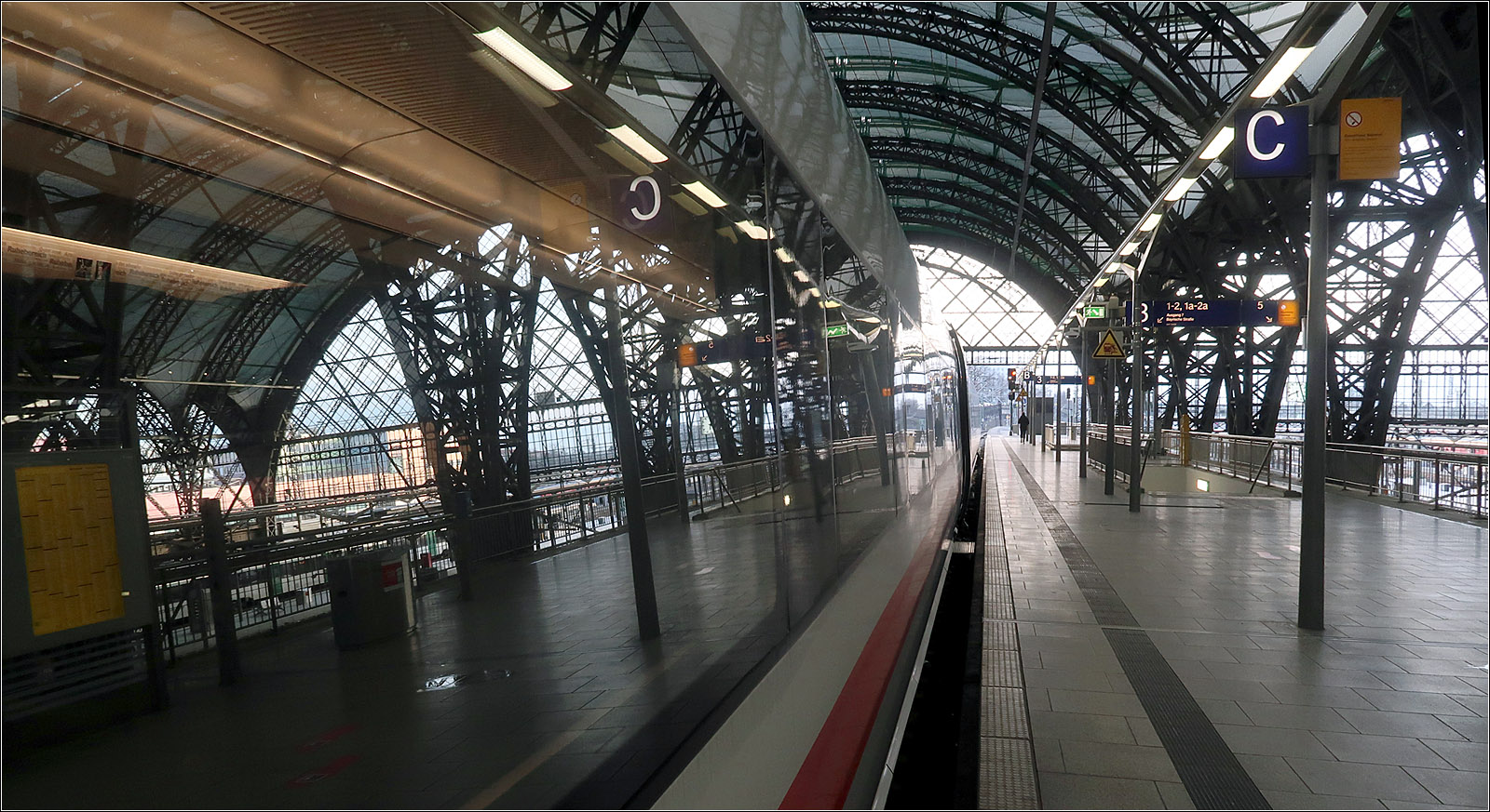 Ein kleine Impression - 

... meiner Eisenbahn nach Leipzig im Dresdener Hauptbahnhof. 

Auf der Fahrt von Berlin nach Nürnberg hat der Zugbegleiter immer durchgesagt: 'unsere Eisenbahn fährt weiter über... nach München.' Den Begriff 'Eisenbahn' finde ich schön in dem Zusammenhang, gerade auch bei einem ICE.

22.03.2023 (M)