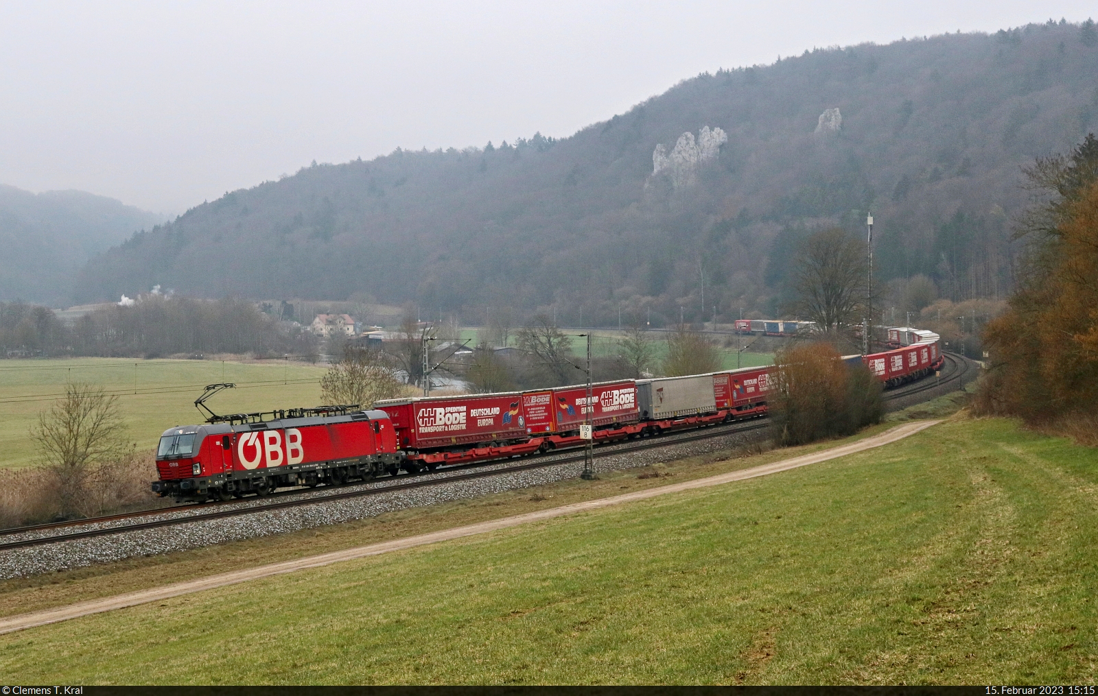 Ein KLV-Zug der Spedition Bode GmbH & Co. KG ist mit 1293 056-8 (Siemens Vectron) auf dem Weg Richtung Treuchtlingen und fährt hier auf Dollnstein zu.

🧰 ÖBB-Produktion GmbH
🕓 15.2.2023 | 15:15 Uhr