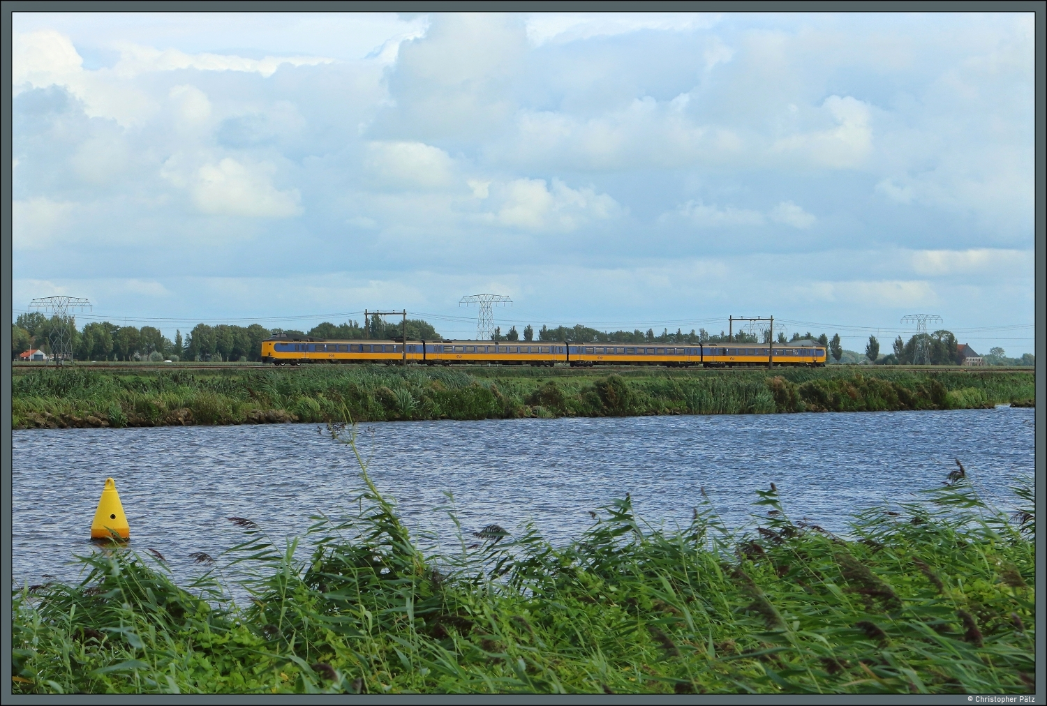 Ein Koploper der Reihe 4200 der NS rollt am 03.09.2026 bei Akkrum als IC Richtung Leeuwarden.