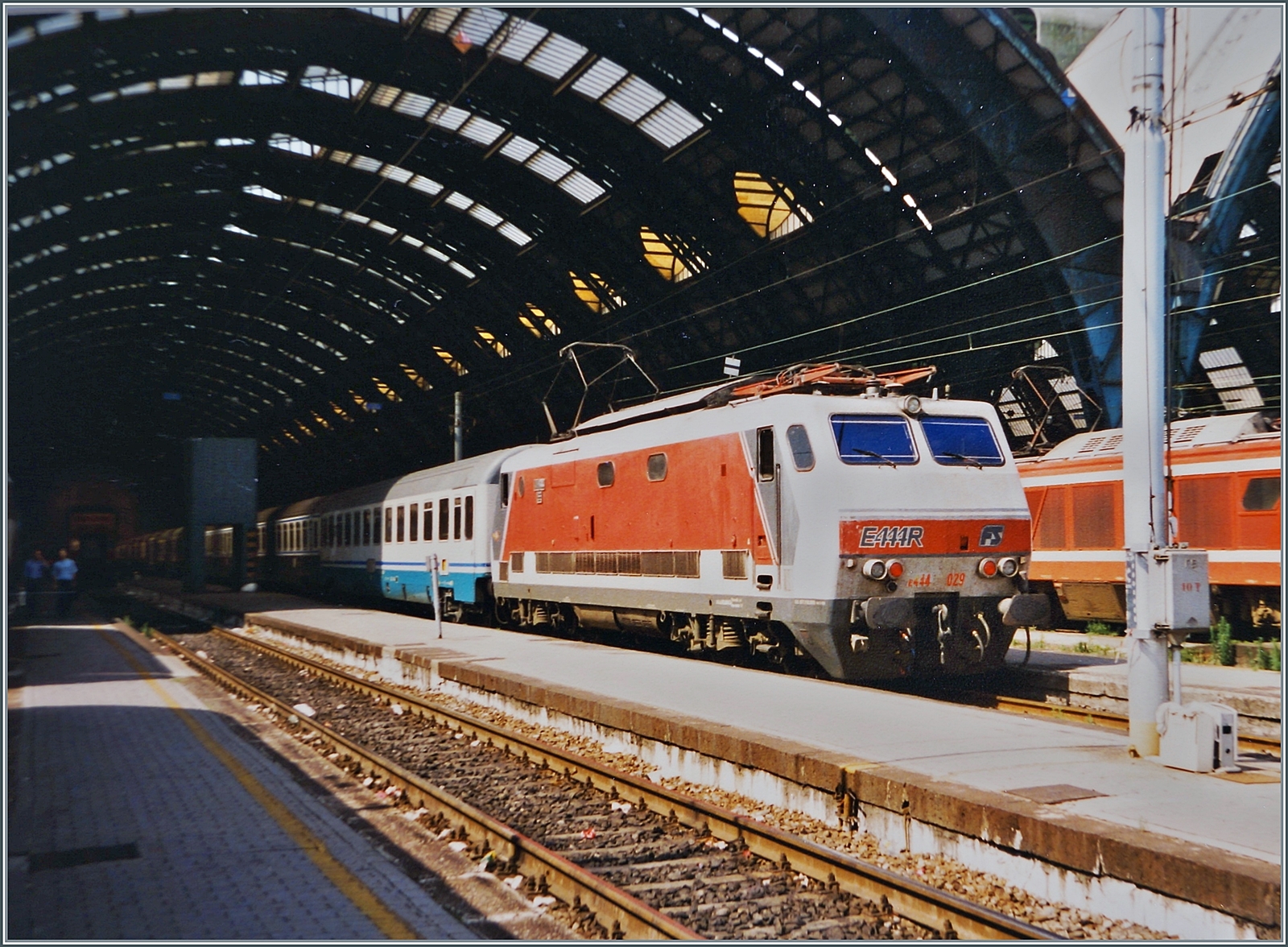 Ein kurzer Rückblick in die Vergangenheit: Die FS E 444R 029 wartet in Milano mit einem IC auf die Abfahrt. 

Analogbild vom 28. Juni 1997  