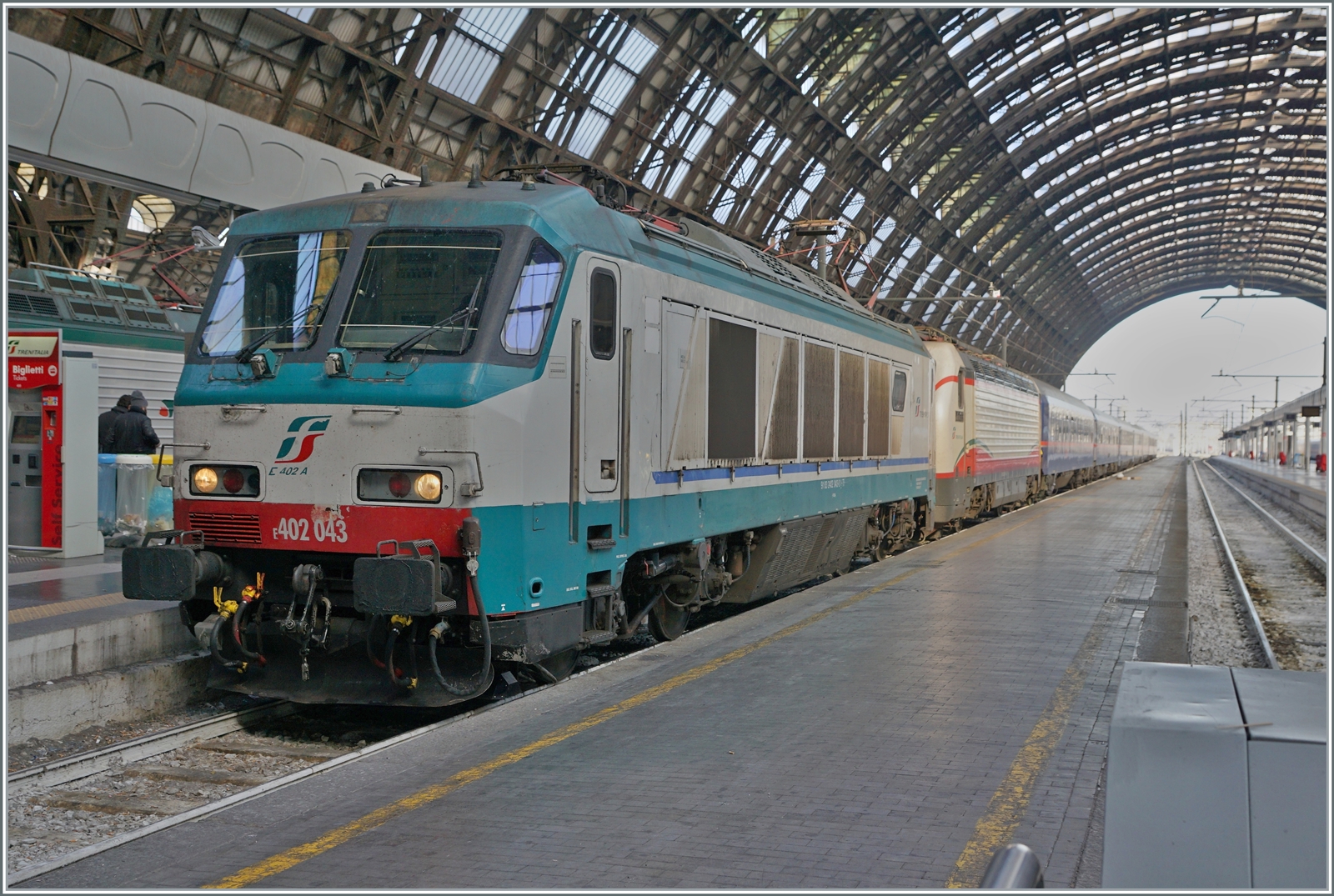 Ein kurzer Rückblick in die Vergangenheit: Die FS Trenitalia E 402 043 mit einer E 402 B
sind mit ihrem Nightjet 233 von Wien in Milano eingetroffen. 

16. Nov. 2017