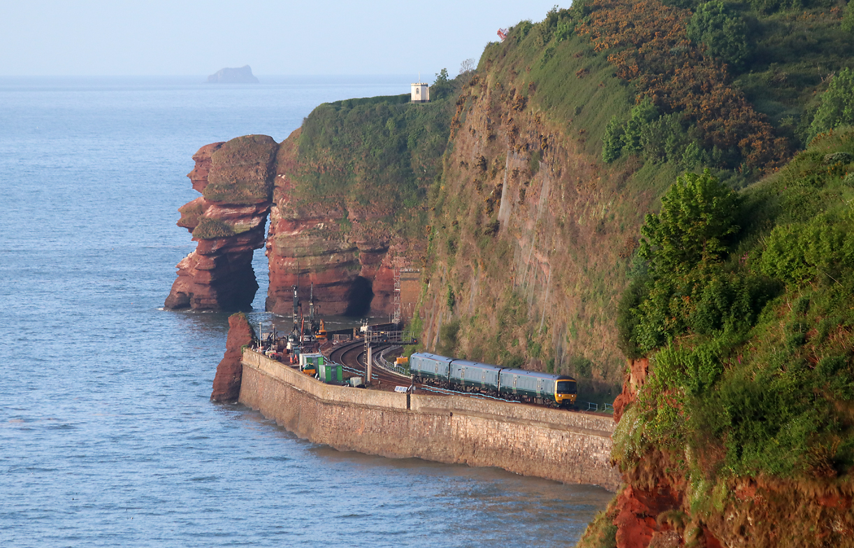 Ein Lokalzug von Paignton nach Exmouth fährt zwischen Teignmouth und Dawlish durch eine imposante Landschaft mehr oder weniger direkt dem Meer entlang. Dawlish, 17.5.2022