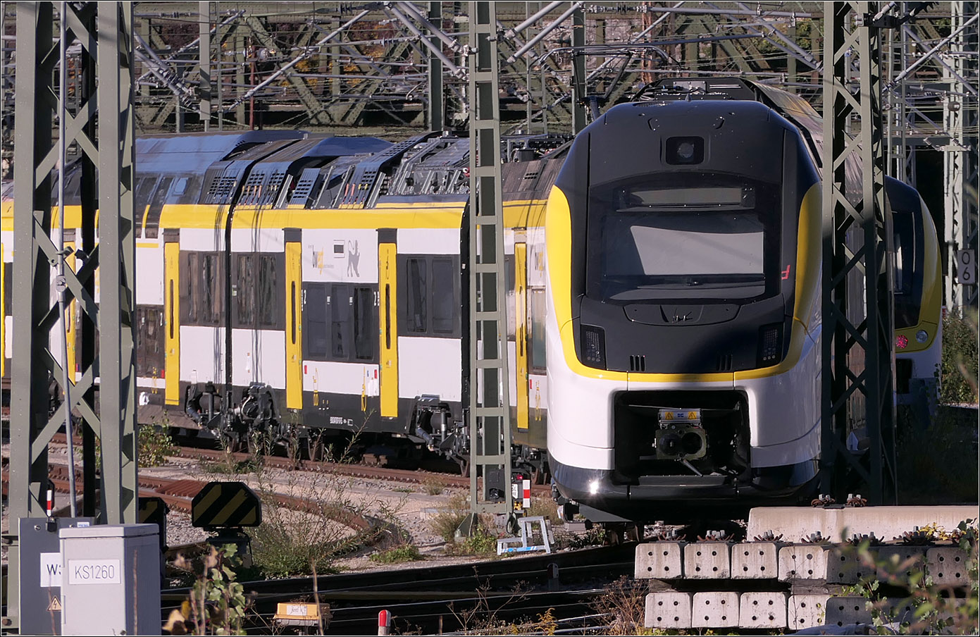 Ein neuer Zug f�r Baden-W�rttemberg - 

Alstom Coradia Max 447 007 im Vorfeld des Ulmer Hauptbahnhof, gesehen vom Bahnsteigende an Gleis 5 aus.

Der Coradia Max ist vierteilig, jeweils die Endwagen sind doppelst�ckig. Sie erreichen eine Geschwindigkeit von 200 km/h f�r den Einsatz auf den Schnellfahrstrecke von Stuttgart nach Vaihingen und von Stuttgart nach Ulm.

27.10.2026 (M)