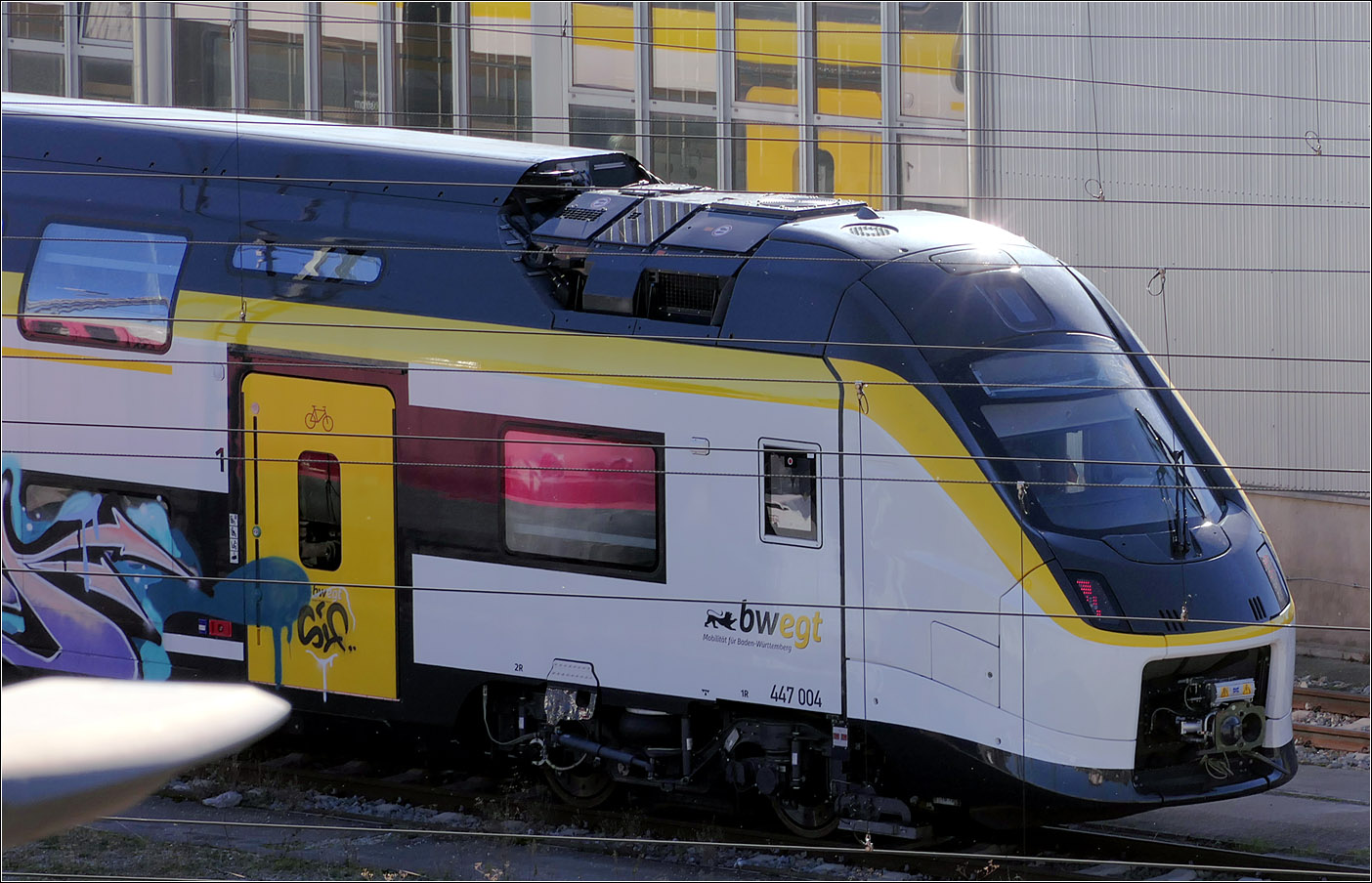 Ein neuer Zug f�r Baden-W�rttemberg - 

Alstom Coradia Max 447 004 im Vorfeld des Ulmer Hauptbahnhofes. Fotografiert von der Kienlesbergbr�cke, was aber durch eine Vielzahl an Masten und Oberleitungen fast unm�glich ist. Eine Gesamtansicht war dadurch so gut wie ausgeschlossen.

27.10.2026 (M)