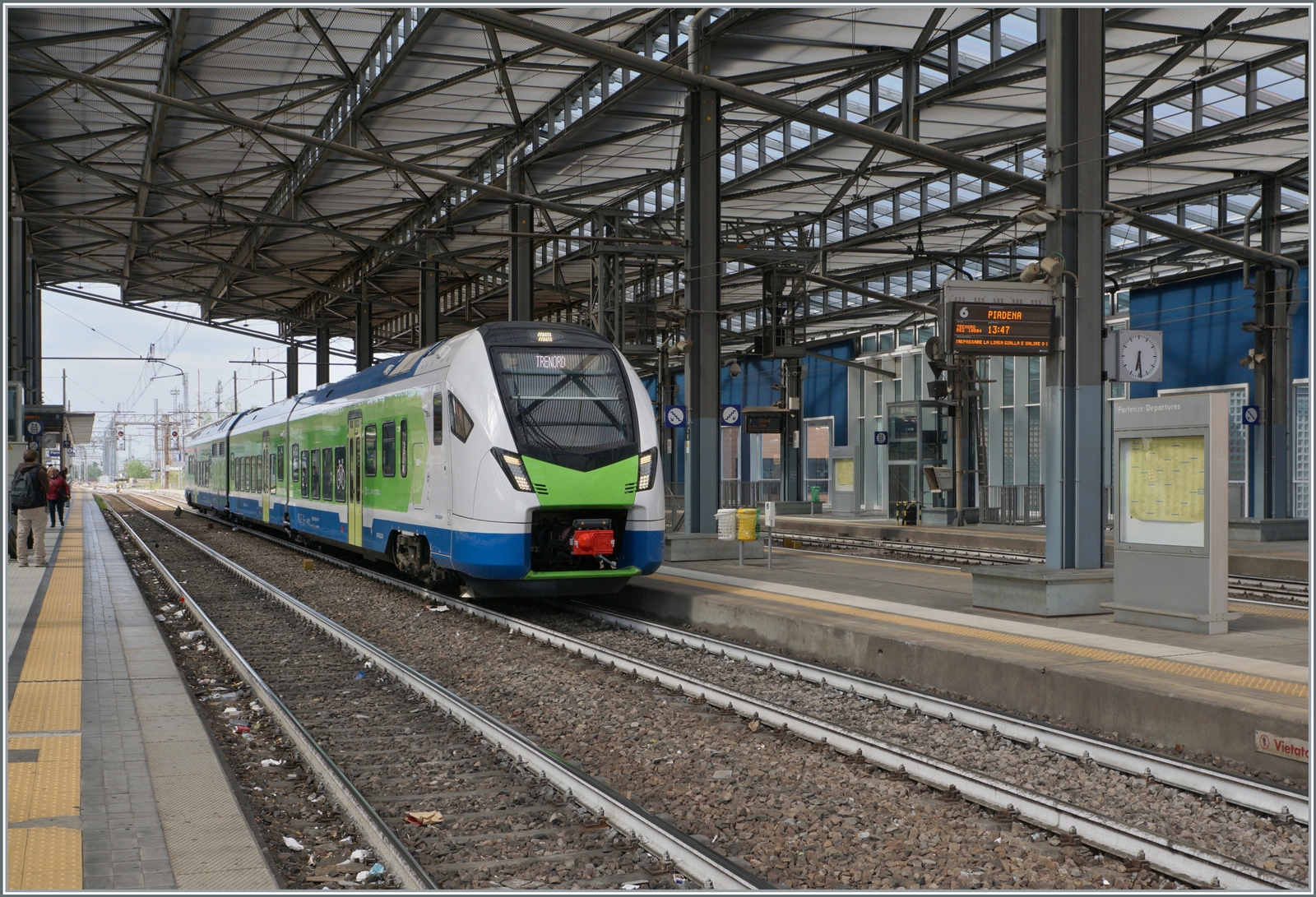 Ein neuer Zug in Parma: Der Trenord ATR 803 006 (UIC 95 83 4803 006-4 I-TN) wartet als Regionalzug 10804 auf die Abfahrt nach Piadena. Allem Anschein nach werden die ATR 803 die bisher hier eingesetzten TN Aln 663 ablösen.

17. April 2023