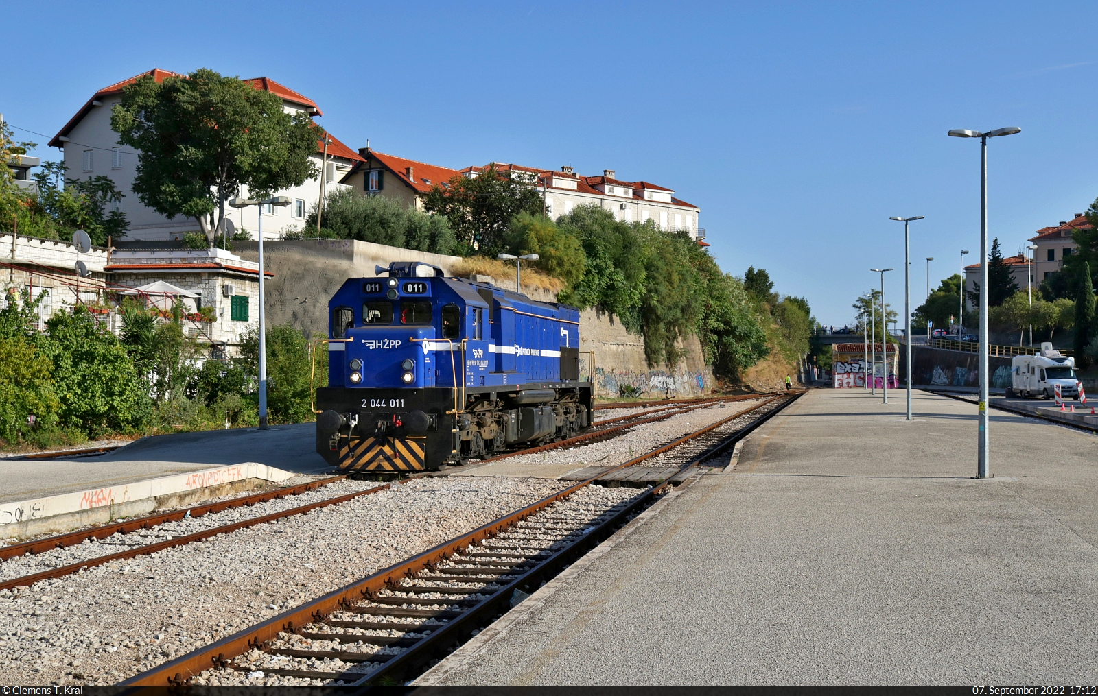 Ein paar Richtungswechsel später nähert sich 2044 011 (92 78 2044 011-7 HR-HŽPP | EMD GT22HW-2) von der anderen Seite den beiden Autoreisezugwagen, die sie noch an den Nachtzug nach Bratislava (SK) koppeln muss. Die Zeit läuft, denn um 17:26 Uhr ist Abfahrt hier im Bahnhof Split (HR).

🧰 HŽ Putnički prijevoz (HŽPP) | ZSSK | ÖBB
🚝 EN 1152 Split (HR)–Bratislava hl.st. (SK)
🕓 7.9.2022 | 17:12 Uhr