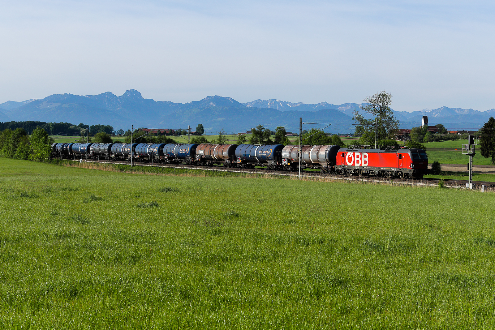 Ein paar Schritt weiter zur�ck und schon ist das Bergpanorama sogar noch besser zu sehen am 10.05.2026 s�dlich von Osterm�nchen.