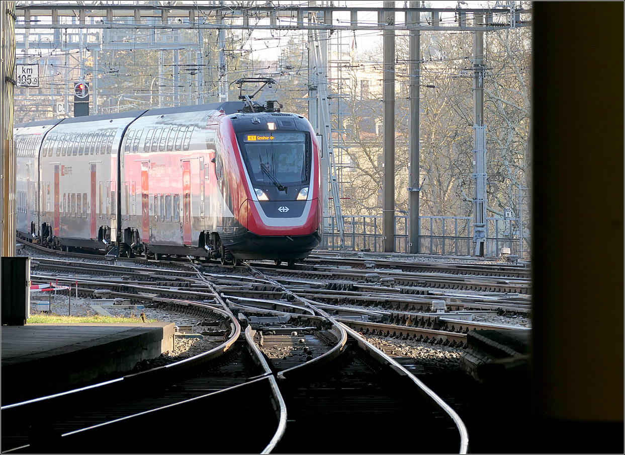 Ein RABe 502 als IC1 nach Genf - 

... erreicht den Bahnhof Bern.

07.03.2025 (M)

