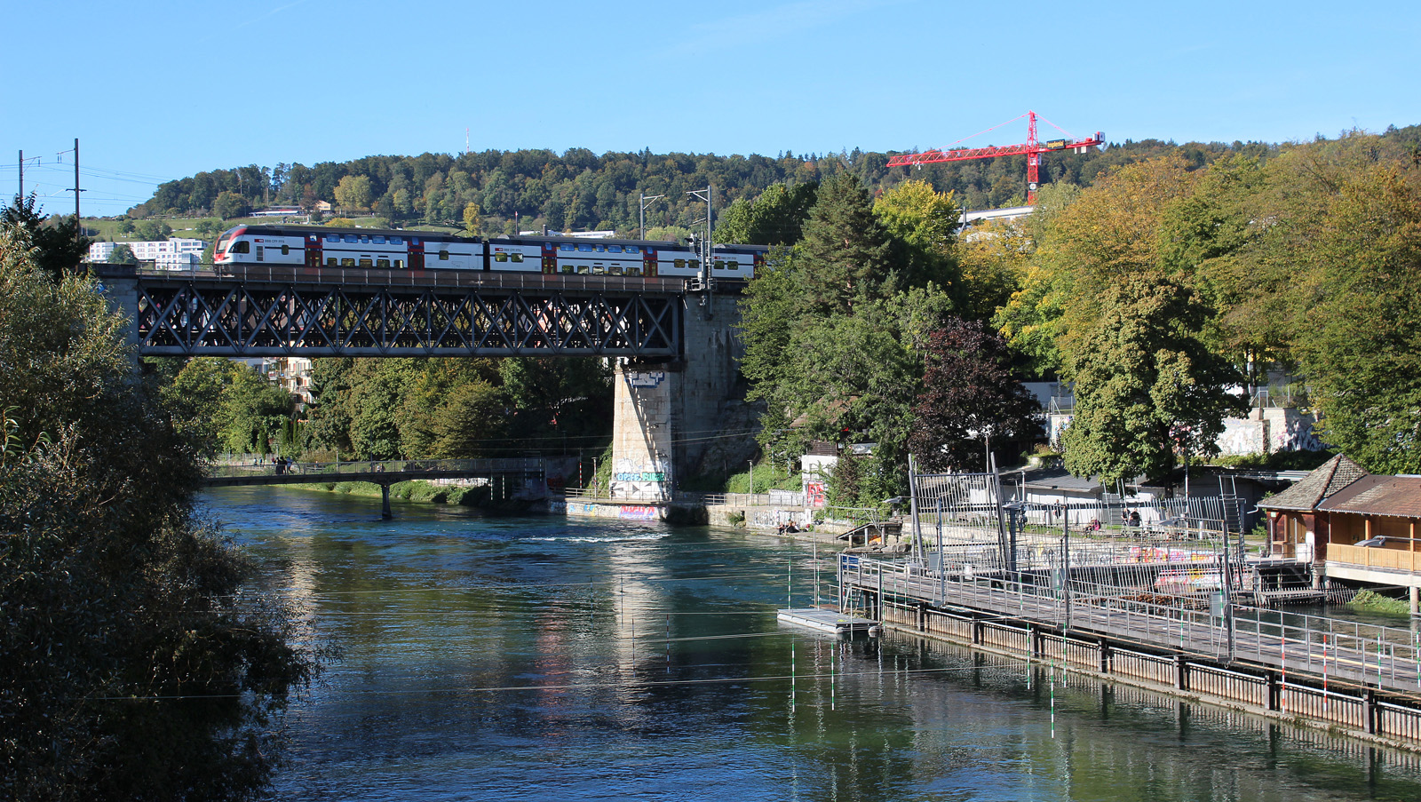 Ein RABe 511 zwischen Zürich HB und Wipkingen, vom Lettenviadukt gesehen am 11.10.2019.