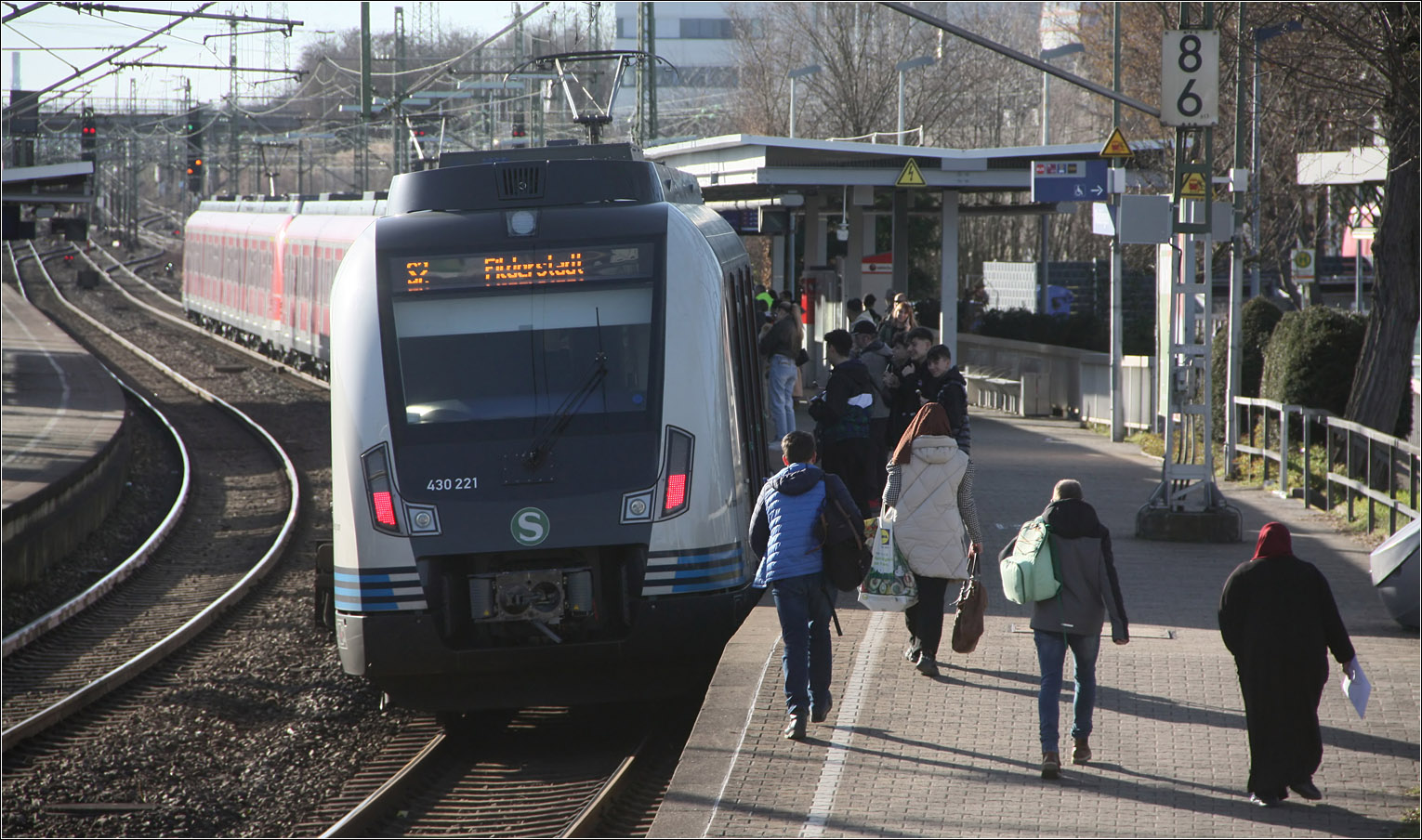 Ein S-Bahn-Langzug im Bahnhof Waiblingen -

Fahrgastwechsel eines S-Bahnzuges der Linie S2 an Bahnsteig 5 des Waiblinger Bahnhofes. Dieser Bahnsteig ist der einzige von fünf Bahnsteigkanten, wo barrierefrei in die S-Bahn eingestiegen werden kann. 
Die Remsbahn und Murrbahn vereinigen sich nach dem Bahnhof. Das Bahnhofsgebäude liegt im Winkel zwischen den beiden Strecken. Rechts kann man eine rote Lok der Baureihe 111 erahnen, die mit einem Ersatzzug der Murrbahn an Gleis 1 steht.

20.02.2023 (M)