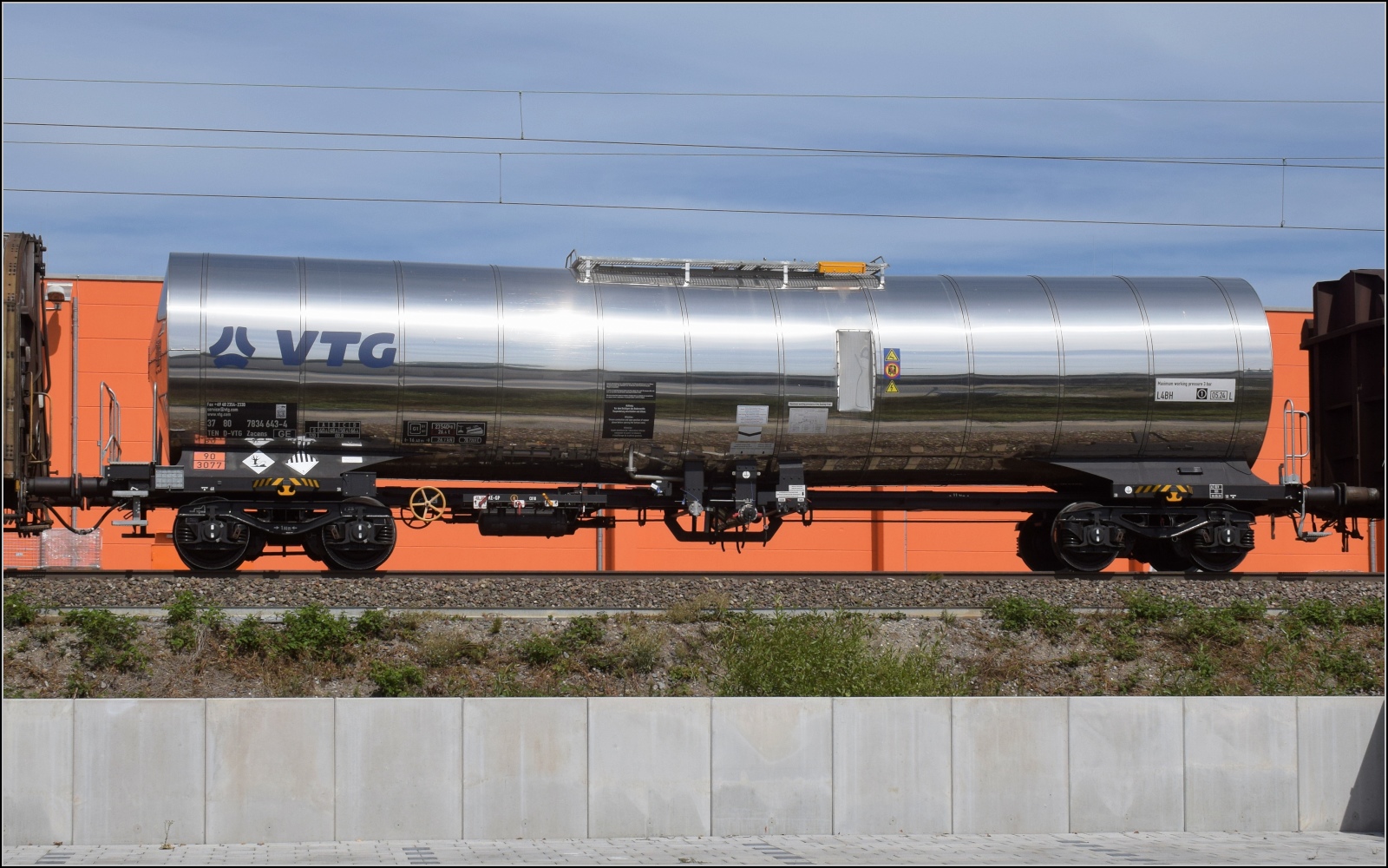 Ein sauberer Edelstahlkesselwagen im Zug nach Süden hinter 185 097 fordert auch mal genauere Betrachtung. 37 80 7834 643-4 D-VTG der VTG mit Kennzeichnug für einen umweltgefährdenden Stoff. Emmendingen, September 2022.