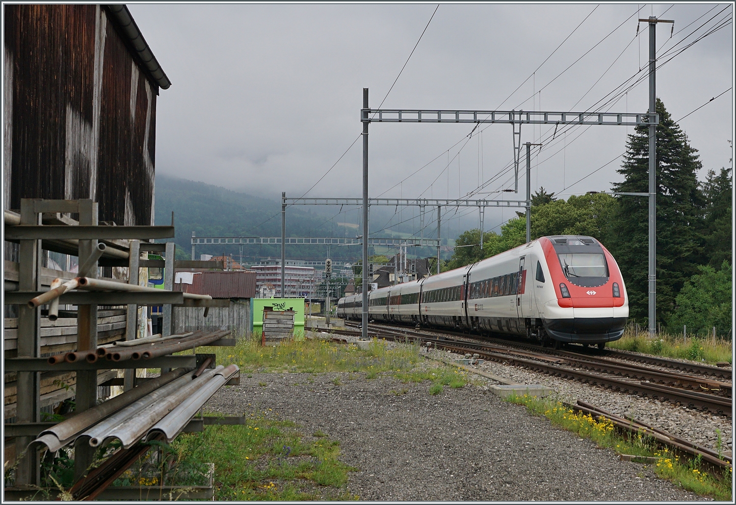 Ein SBB ICN RABe 500 ist als IC51 von Biel/Bienne nach Basel unterwegs und erreicht den Bahnhof von Grenchen Nord. 

4. Juli 2021