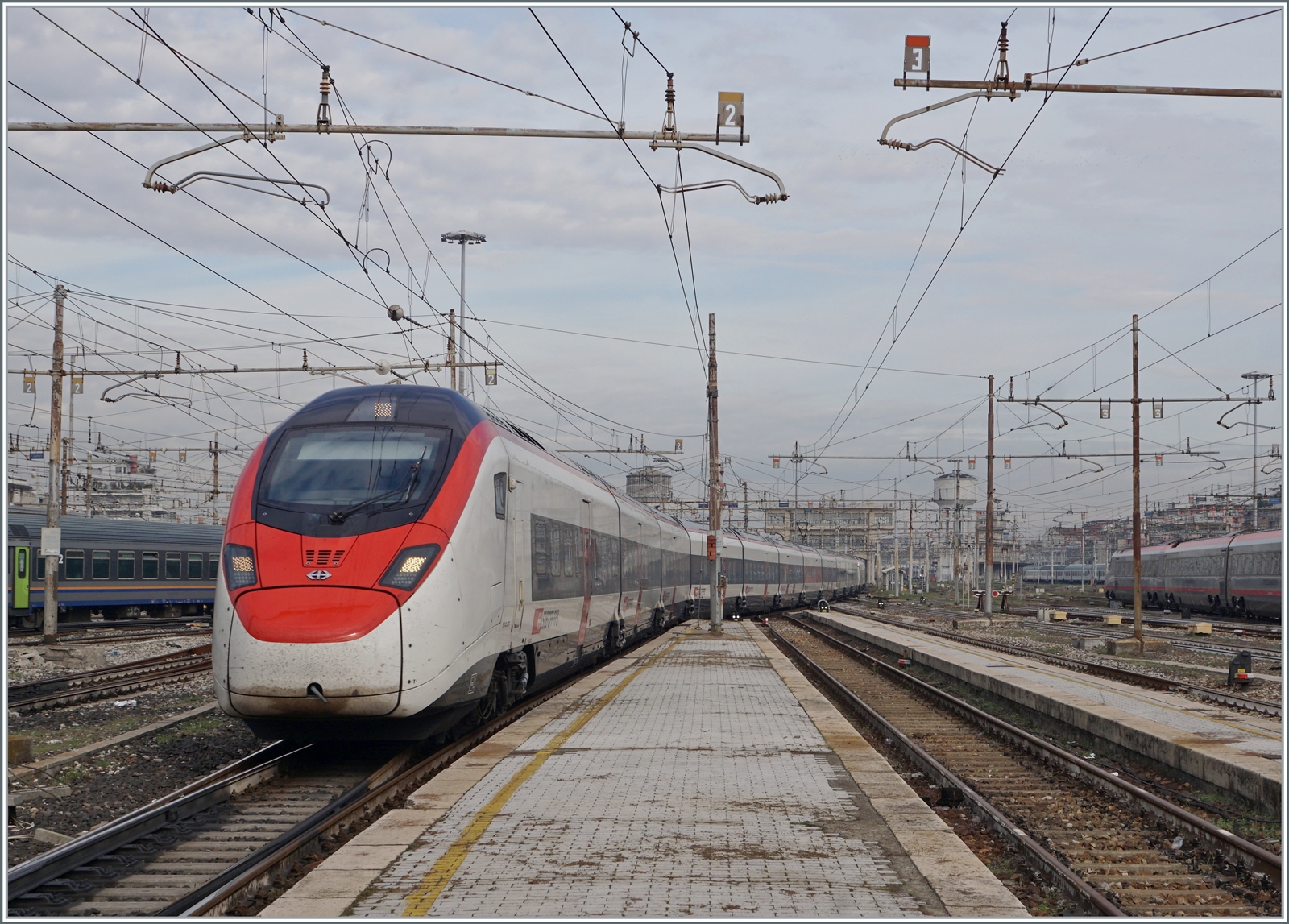 Ein SBB RABe 501  Giruno  von Zürich erreicht sein Ziel Milano Centrale. 

8. November 2022