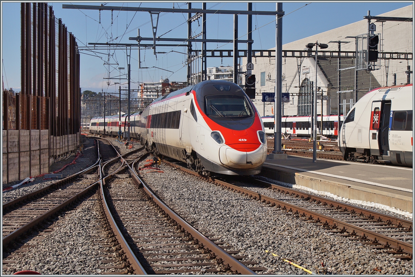 Ein SBB RABe 503 verl�sst als EC 42 den Bahnhof von Lausanne. Der  Pinocchio  ist auf dem Weg von Milano Centrale nach Gen�ve.

7. M�rz 2024
