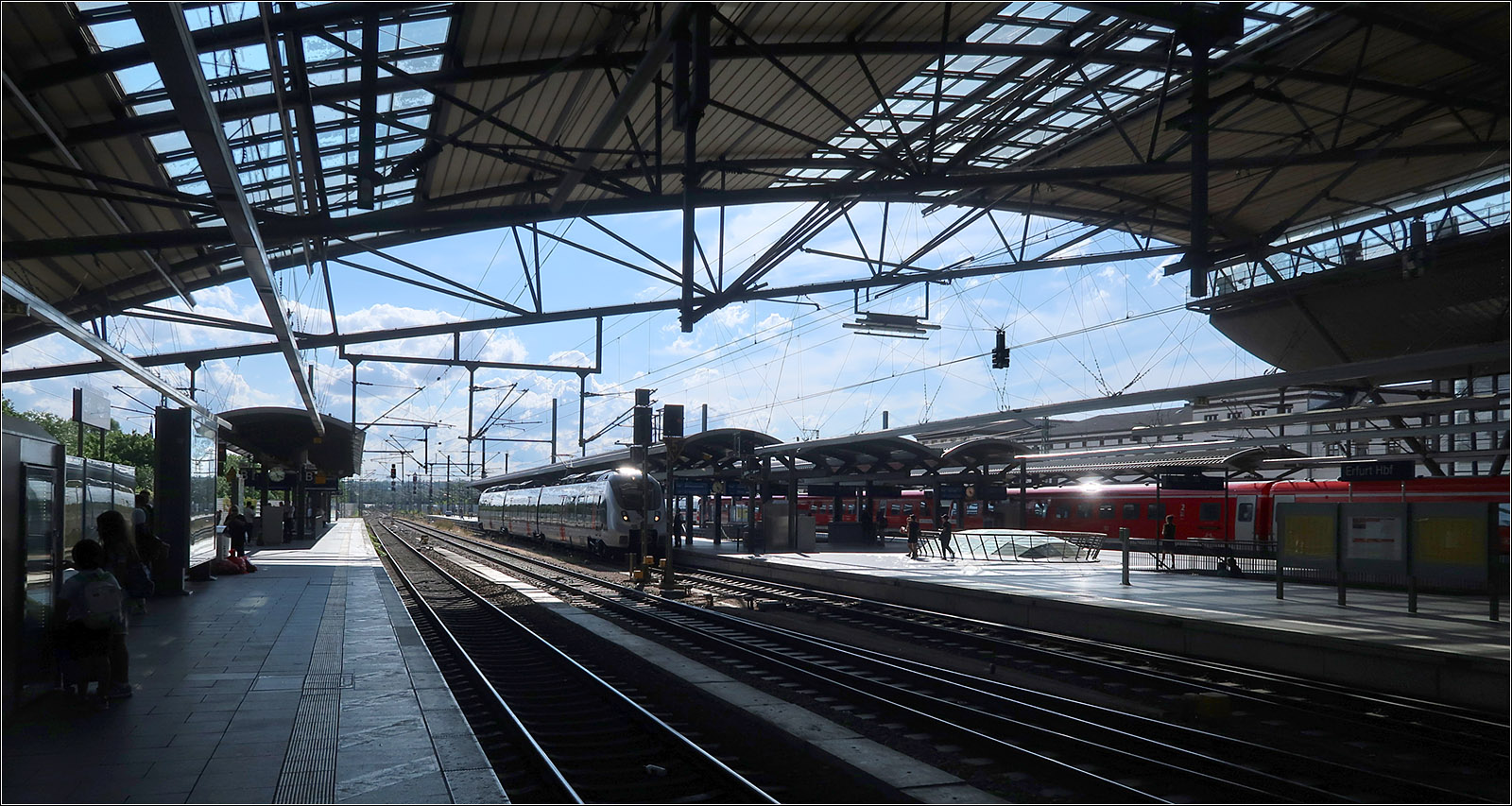 Ein sehr moderner Bahnhof - 

Ein Eindruck des in mehreren Bauabschnitten von 2002 bis 2008 umgebauten Hauptbahnhofes von Erfurt, heute auch ein wichtiger ICE-Knoten.

12.07.2023 (M)