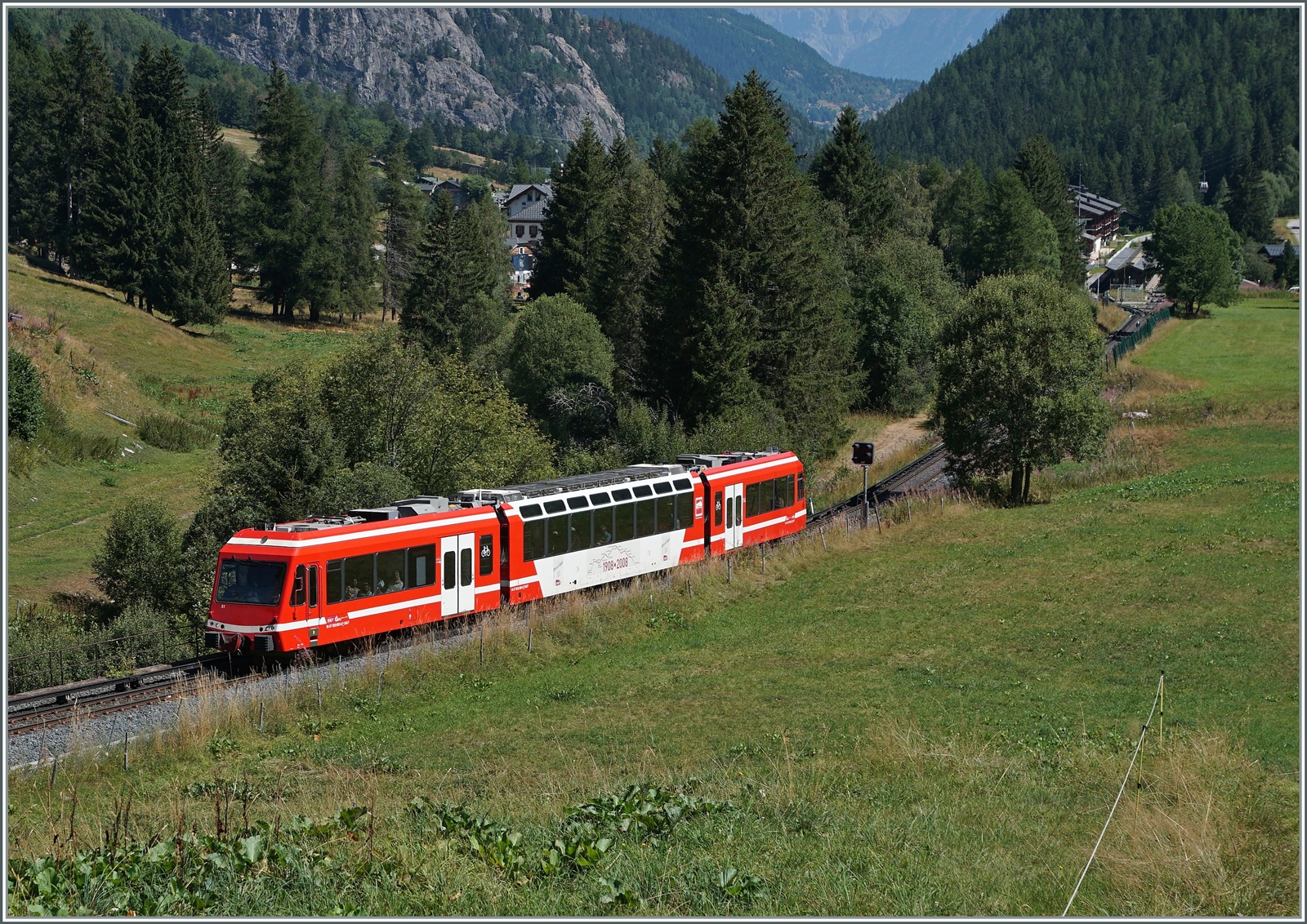 Ein SNCF Z 850 hat als TER in Richtung Chamonix Vallorcine verlassen und ist soeben am Einfahrvorsignal der Gegenrichtung vorbei gefahren.

1. August 2022