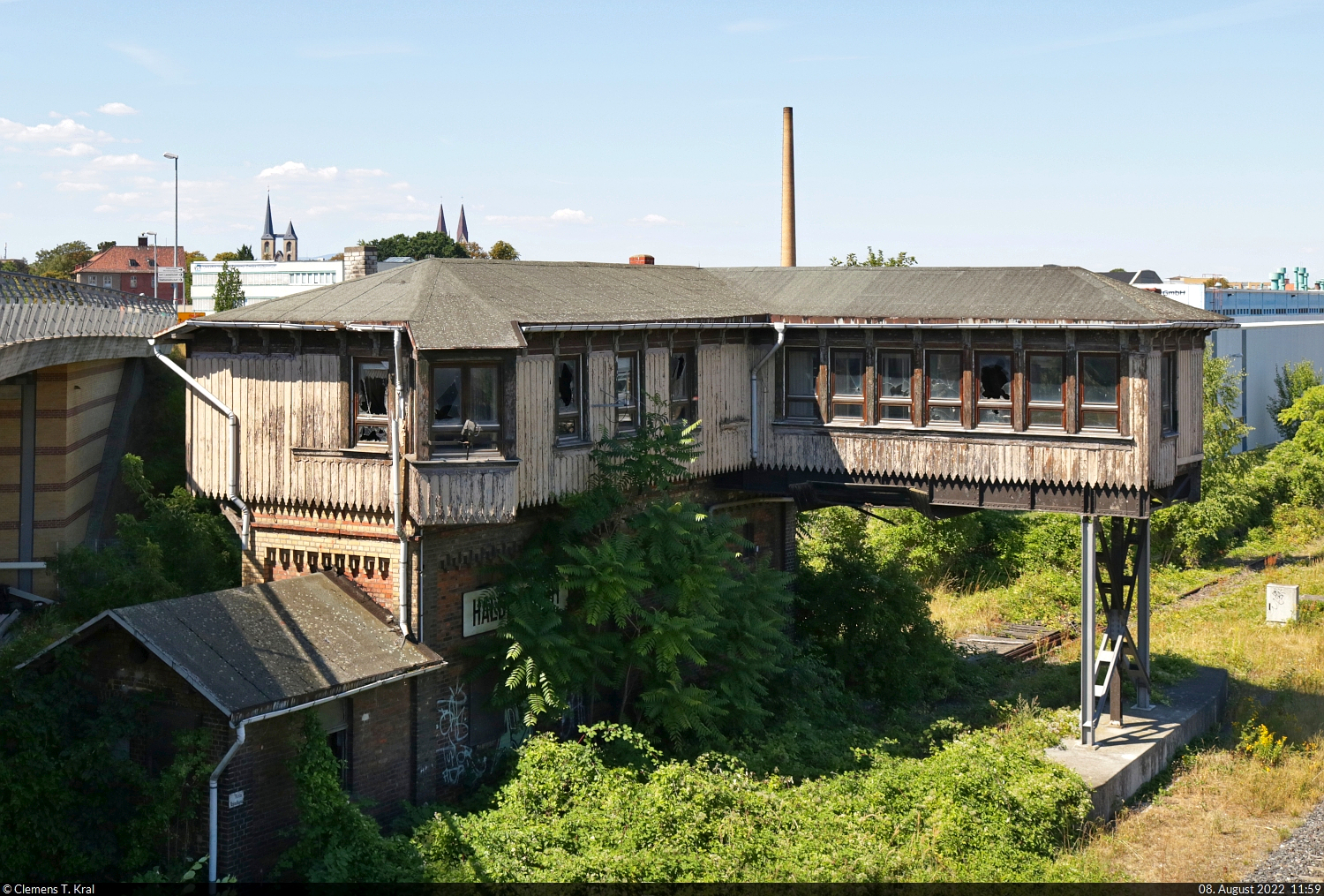 Ein Stück Bahngeschichte schlummert noch am Westkopf des Bahnhofs Halberstadt. In diesem Bau arbeitete einst der Weichenwärter des mechanischen Stellwerks  Hw  vom Typ Jüdel. Mit der großflächigen Umstellung auf elektronische Stellwerkstechnik ging  Hw  im Juni 2007 außer Betrieb und verfällt seitdem.
Aufnahme von der Magdeburger Chaussee (B 81).

🕓 8.8.2022 | 11:59 Uhr