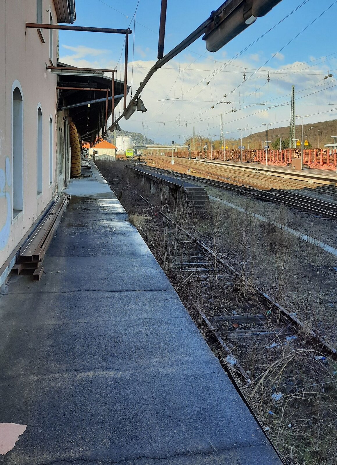 Ein Teil der ehemaligen G�terabfertigung in Bad Hersfeld, am 19.03.2021. Vom Bahnsteig aus fotografiert.
