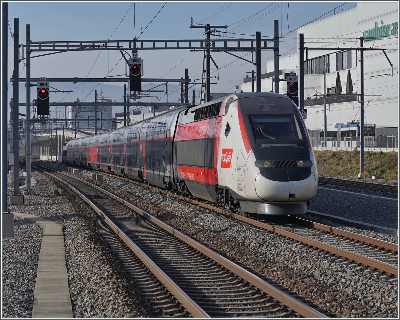 Ein TGV Lyria mit dem Triebkopf 4717 an der Spitze erreicht von Paris Gare de Lyon kommend Prilly Malley und ist somit schon fast an seinem Ziel in Lausanne.
Im Hintergrund ist die neue Überwerfung der Strecken nach Renens VD zu erkennen.
Standpunkt des Fotografen: am Ende des Bahnsteiges.

21. Februar 2023