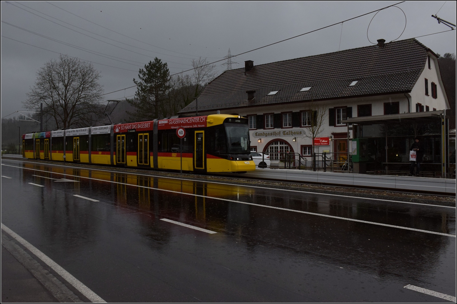 Ein Tramlink Be 6/8 bei Talhaus. Dezember 2022.