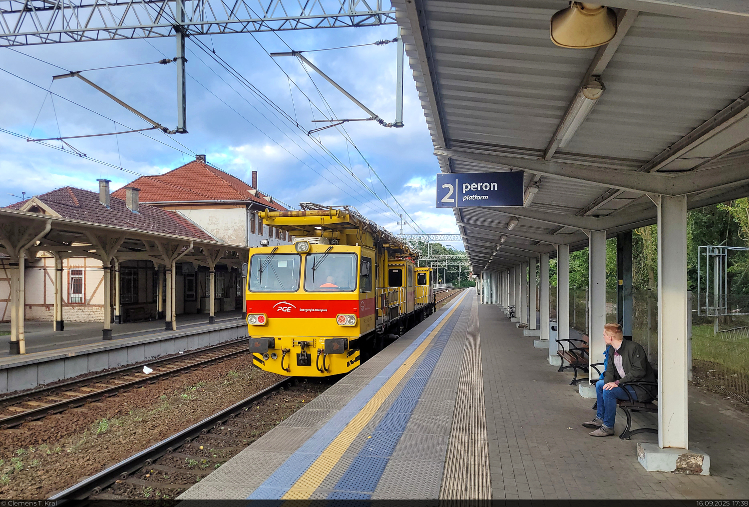 Ein Turmtriebwagen des Typs PS-00 durchf�hrt den Bahnhof Międzyzdroje / Misdroy (PL) Richtung Wysoka Kamieńska (PL).
Nachschuss von Bahnsteig 2.

🧰 PGE Energetyka Kolejowa S.A. (PGE Polska Grupa Energetyczna S.A.)
🕓 16.9.2025 | 17:38 Uhr