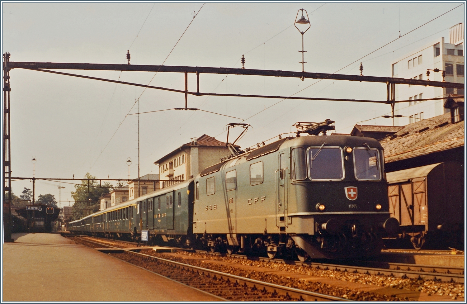 Ein typischer Schnellzug auf der Jura Südfussstrecke Mitte der 80er beim Halt in Aarau; teilweise verkehrten diese Züge auch im Langlauf Romanshorn - Zürich - Olten - Lausanne - Sierre und weiter als Regionalzug nach - Brig. An der Spitze des Zuges die Re 4/4 II 11305. 

Analogbild vom 30. September 1984