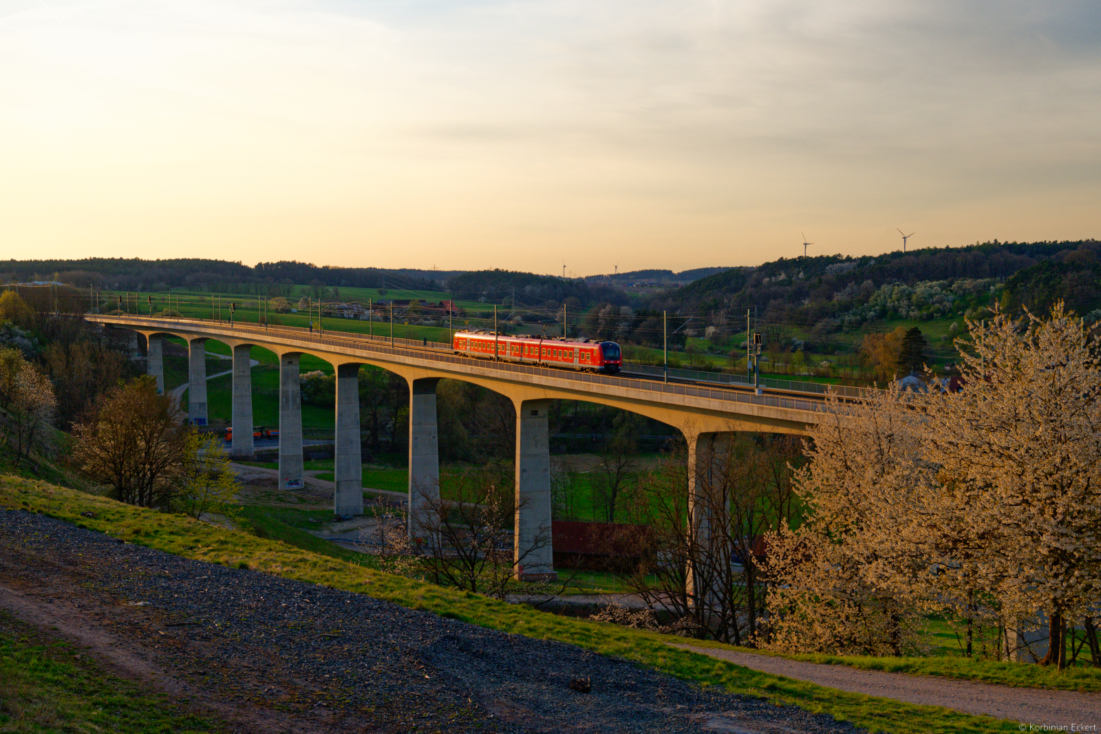 Ein unbekannt gebliebener 440 als RE 58227 (W�rzburg Hbf - N�rnberg Hbf) bei Emskirchen, 20.04.2022