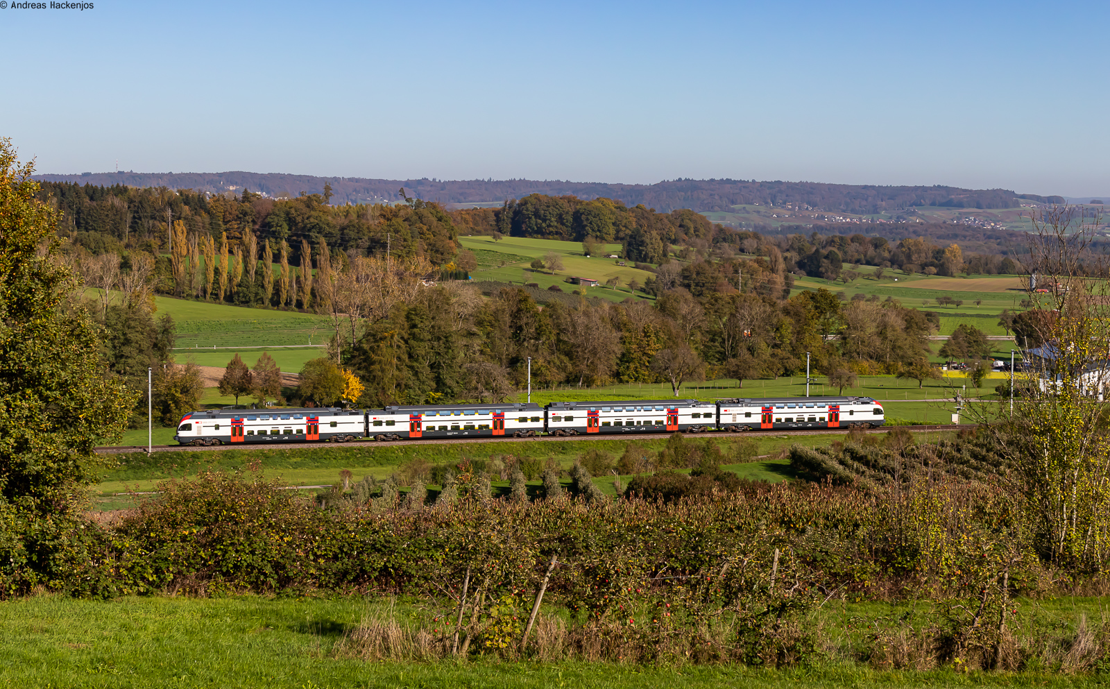 Ein unbekannter RABe 511 als RE 4925 (Schaffhausen – Zürich HB) bei Lottstetten 27.10.22