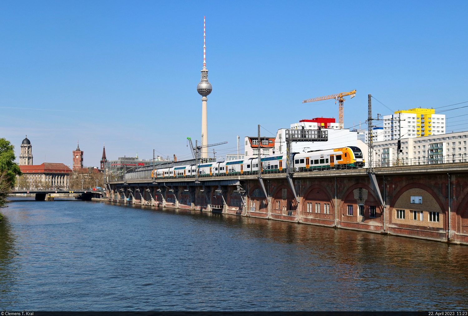 Ein unbekannter sechsteiliger 3462 (Siemens Desiro HC) fährt auf Höhe der Jannowitzbrücke durch Berlin. Standort ist die weiter östlich liegende Michaelbrücke.

🧰 Ostdeutsche Eisenbahn GmbH (ODEG)
🚝 RE 73766 (RE1) Brandenburg Hbf–Frankfurt(Oder)
🕓 22.4.2023 | 11:23 Uhr